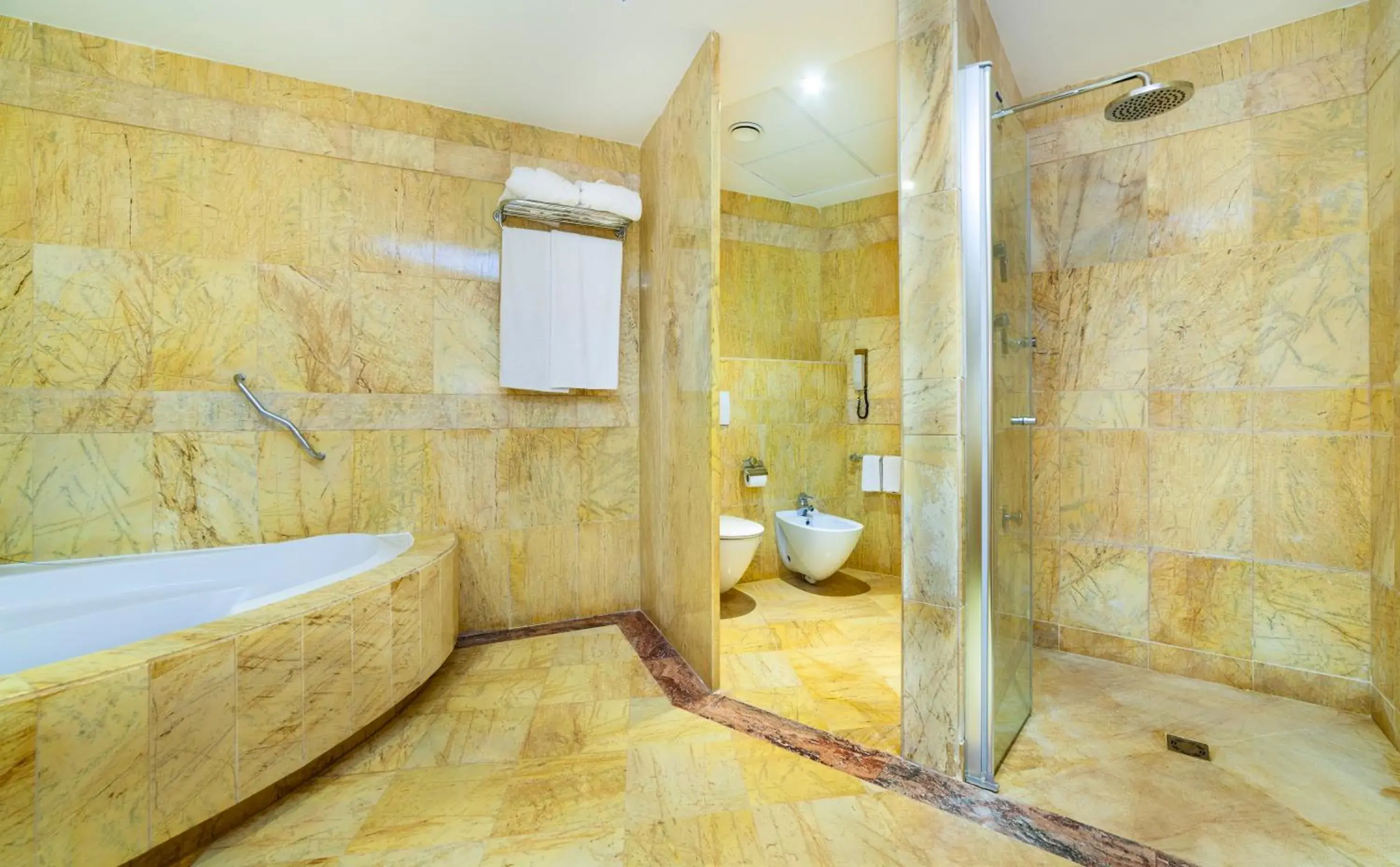 Bathroom in Hotel Serrano Palace Bathroom in Hotel Serrano Palace