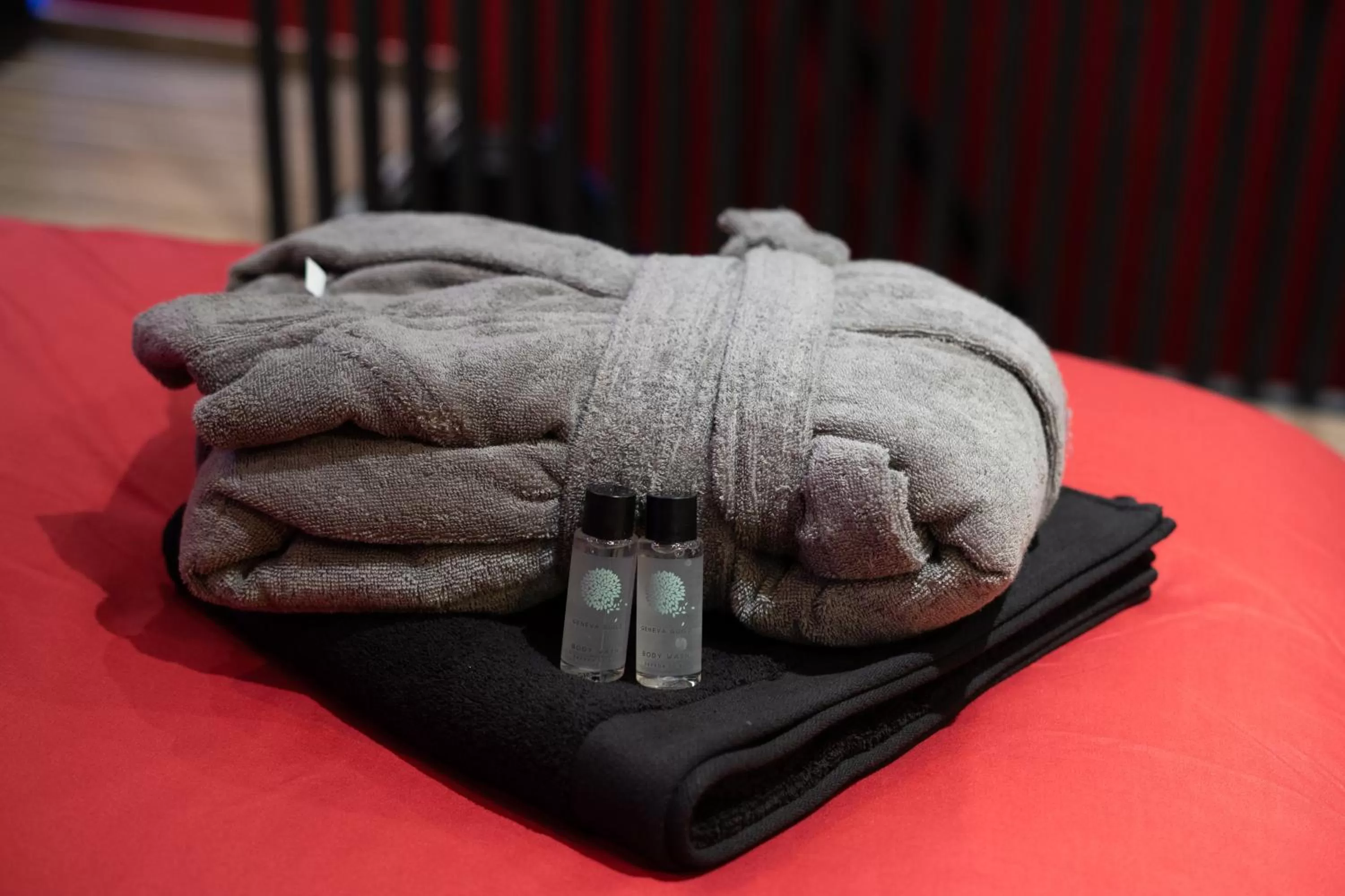 towels in Capsule Secret - Jacuzzi - Netflix & Home cinéma - Jeux de couple - Barre de pole dance