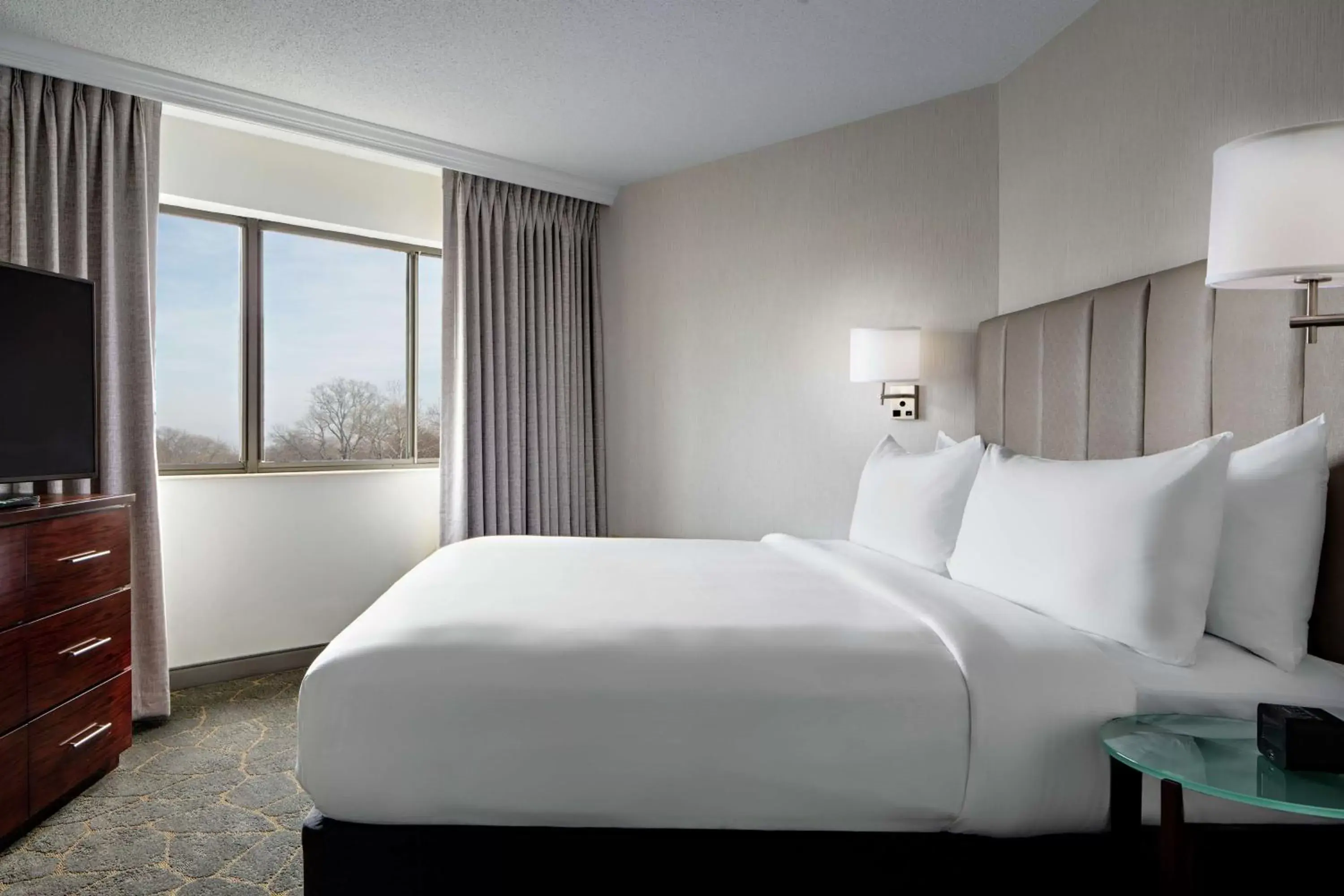Bedroom, Bed in DoubleTree by Hilton Fairfield Hotel & Suites