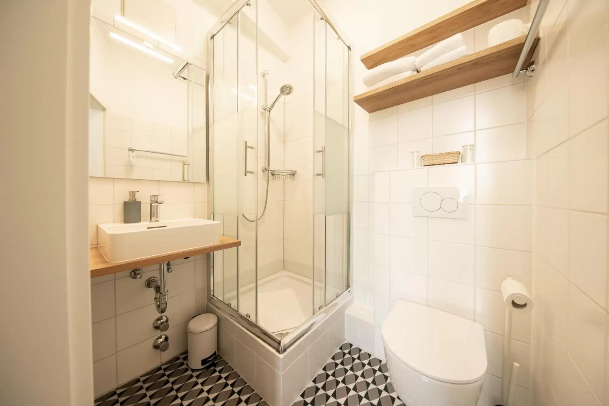 Shower, Bathroom in Hotel Am Markt