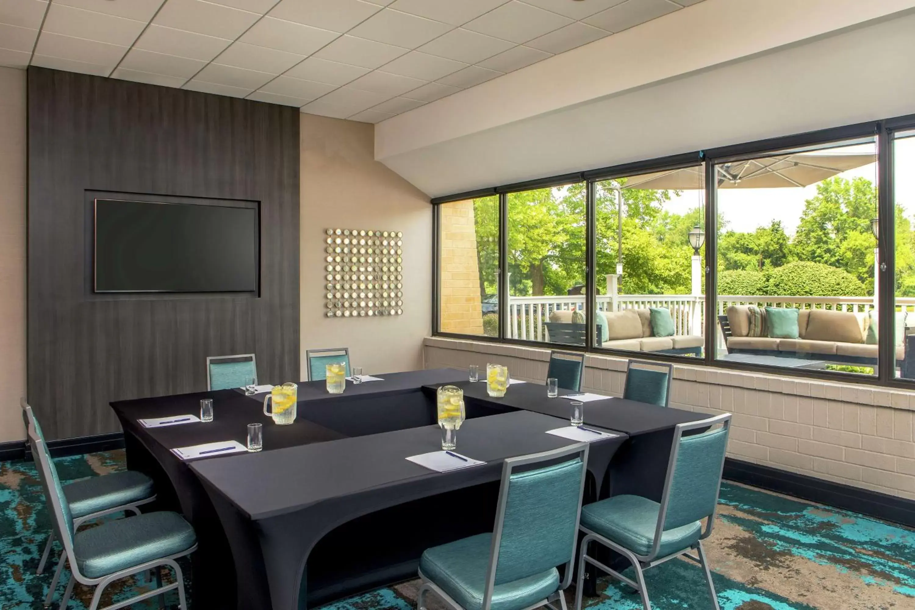 Dining area in DoubleTree by Hilton Columbia