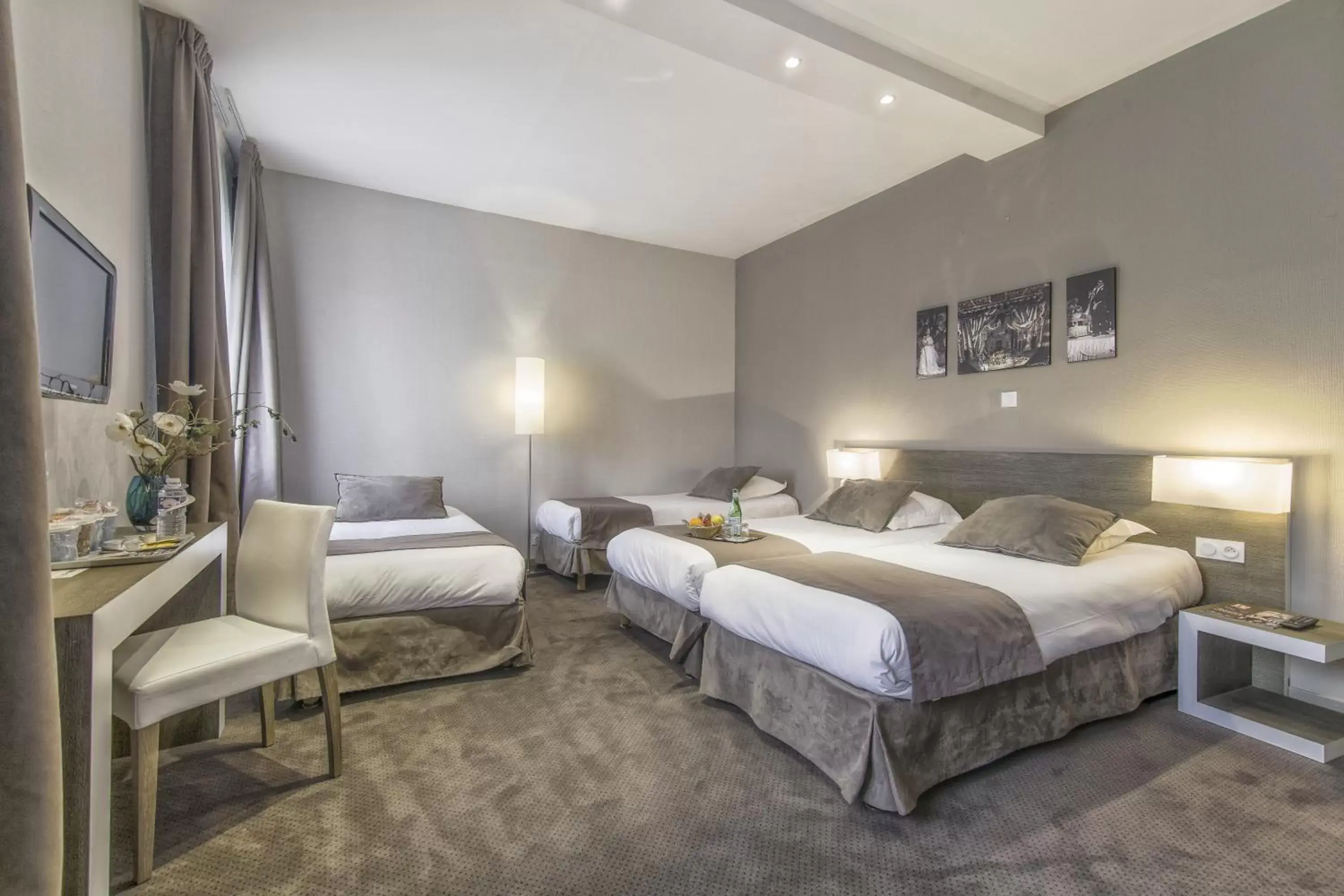 Bedroom, Bed in HOTEL KYRIAD ORANGE Centre A7-A9 - 3 etoiles - HOTEL DES PRINCES