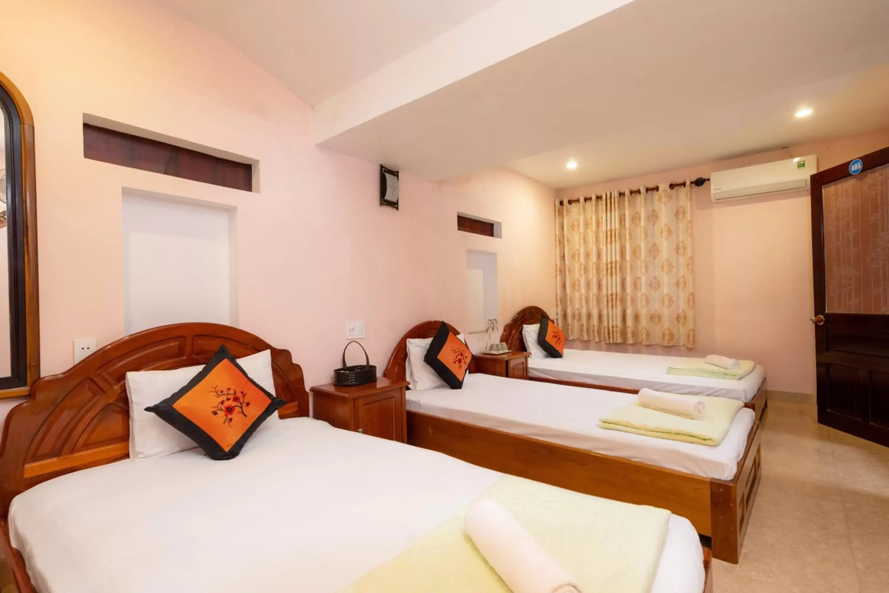 Single Bed in Mixed Dormitory Room in Hoa My II Hotel Single Bed in Mixed Dormitory Room in Hoa My II Hotel