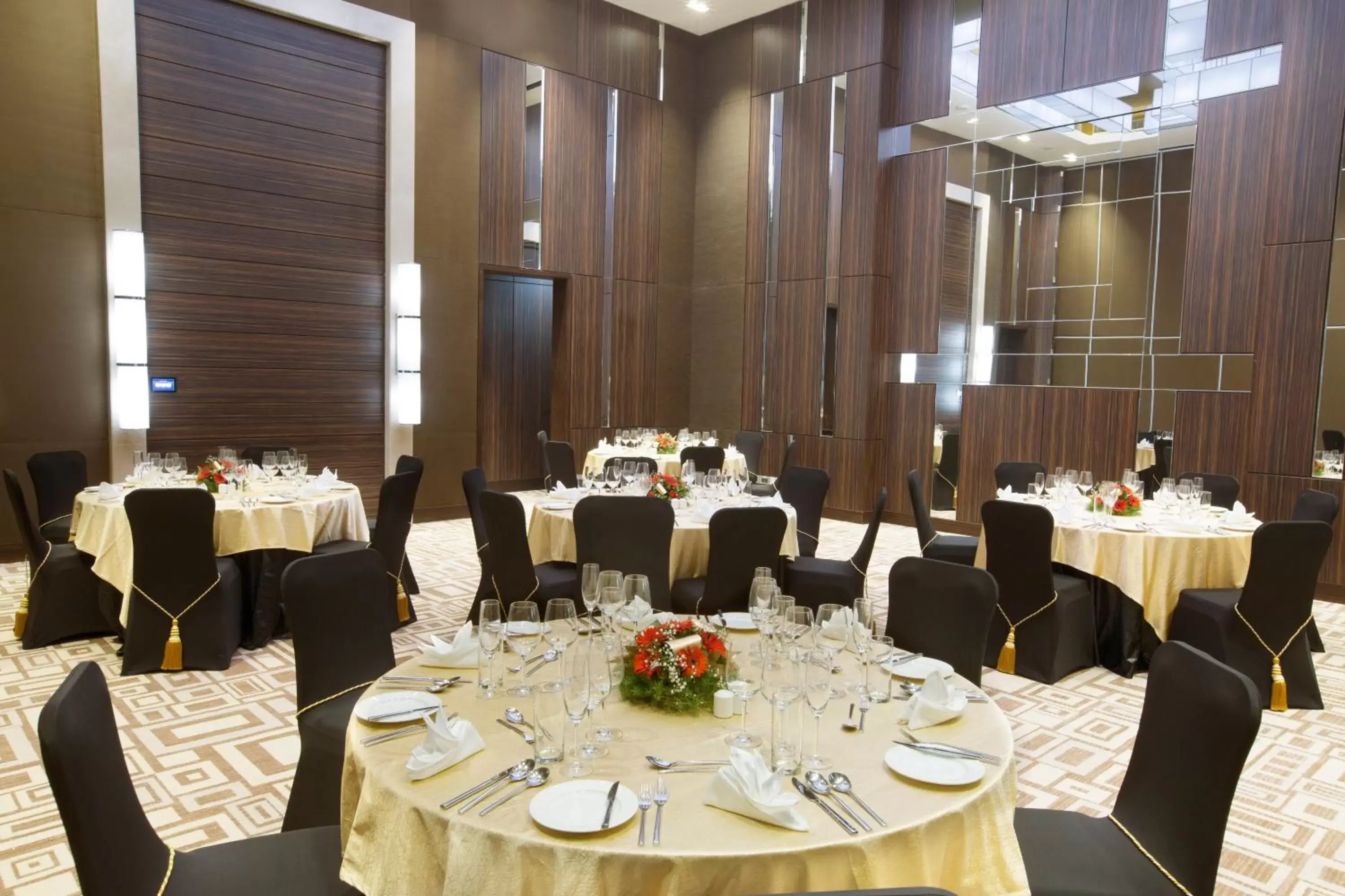 Meeting/conference room, Restaurant/Places to Eat in Holiday Inn Chennai OMR IT Expressway, an IHG Hotel