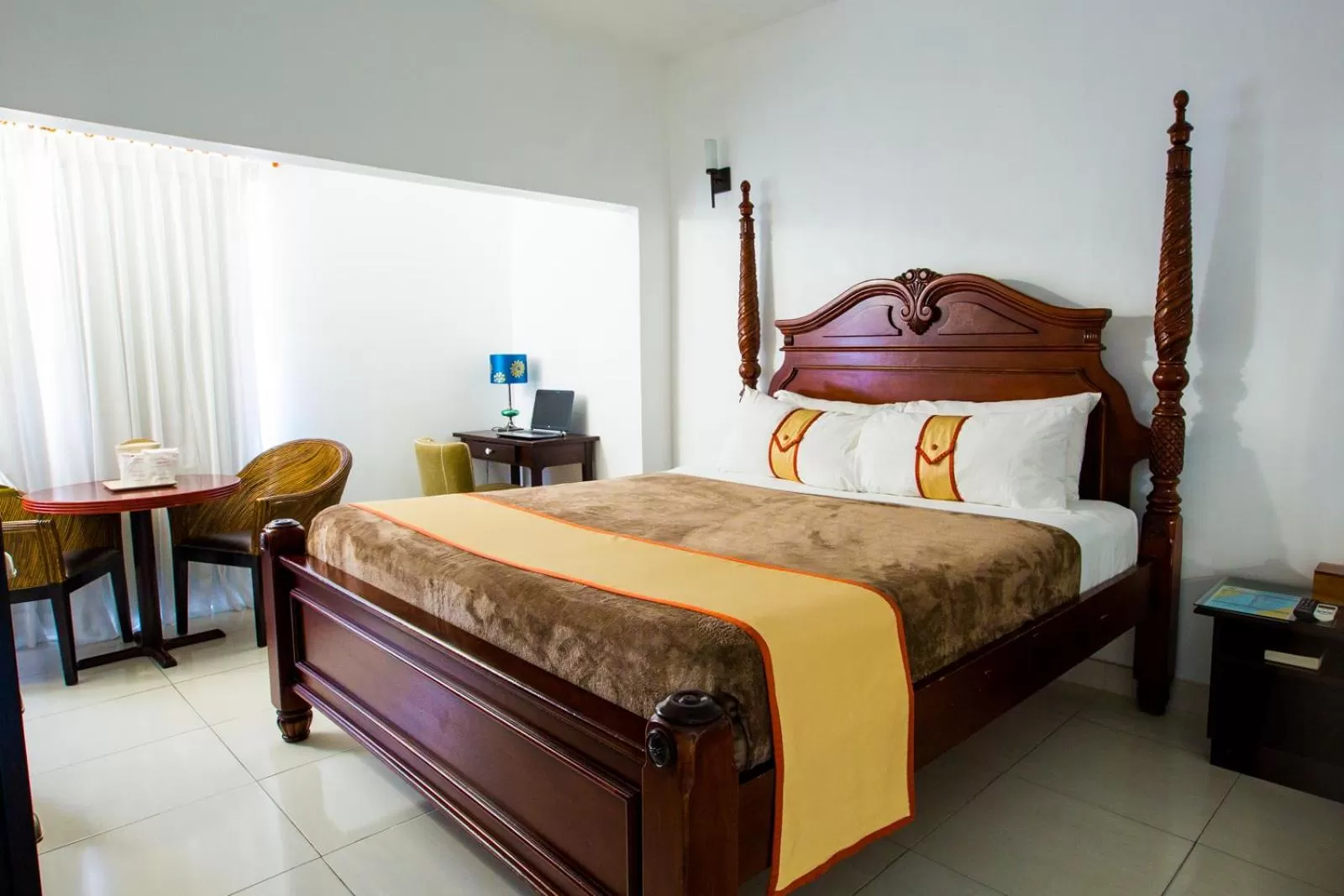 Photo of the whole room, Bed in Altamont Court Hotel