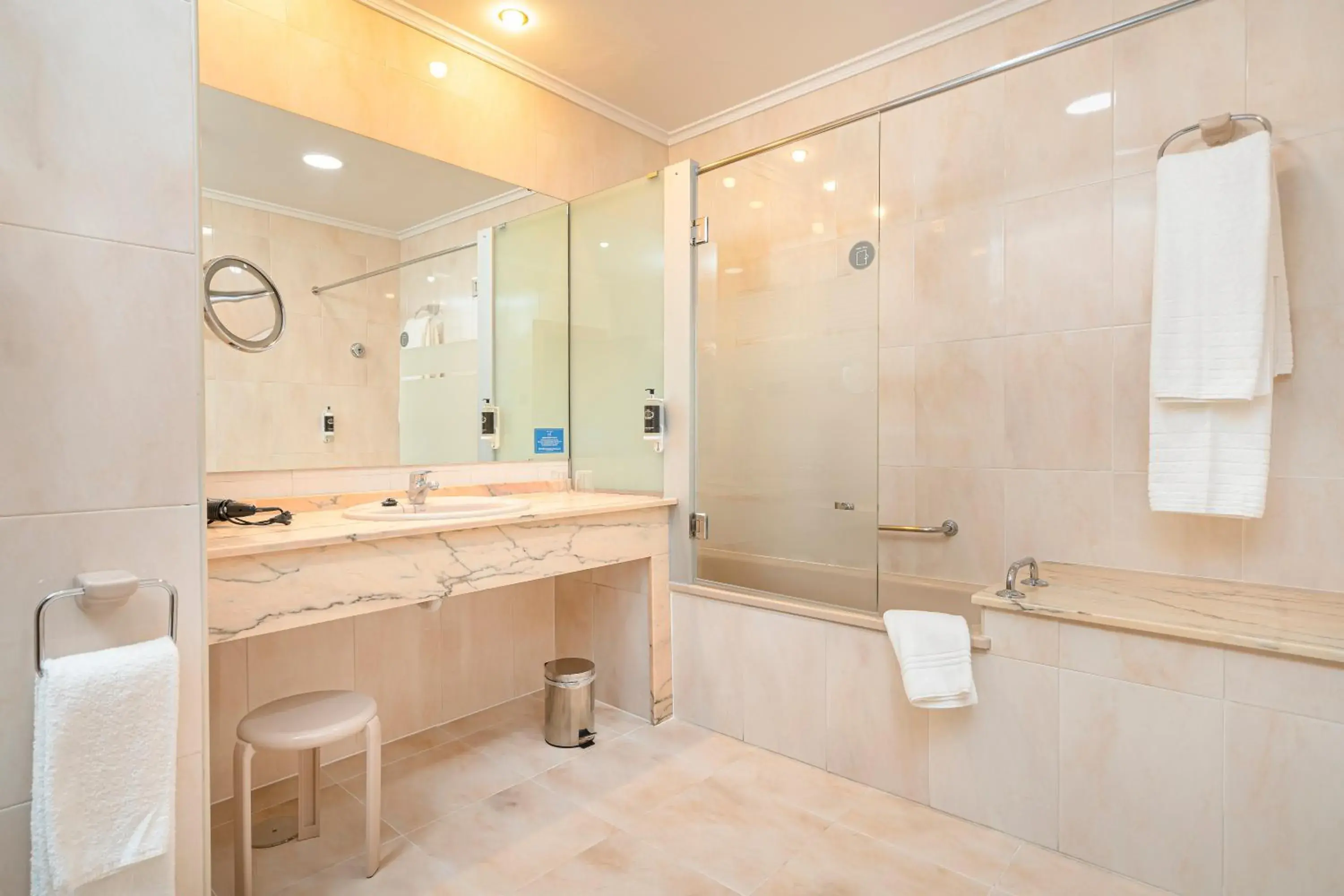 Bathroom in Hotel Hernán Cortés