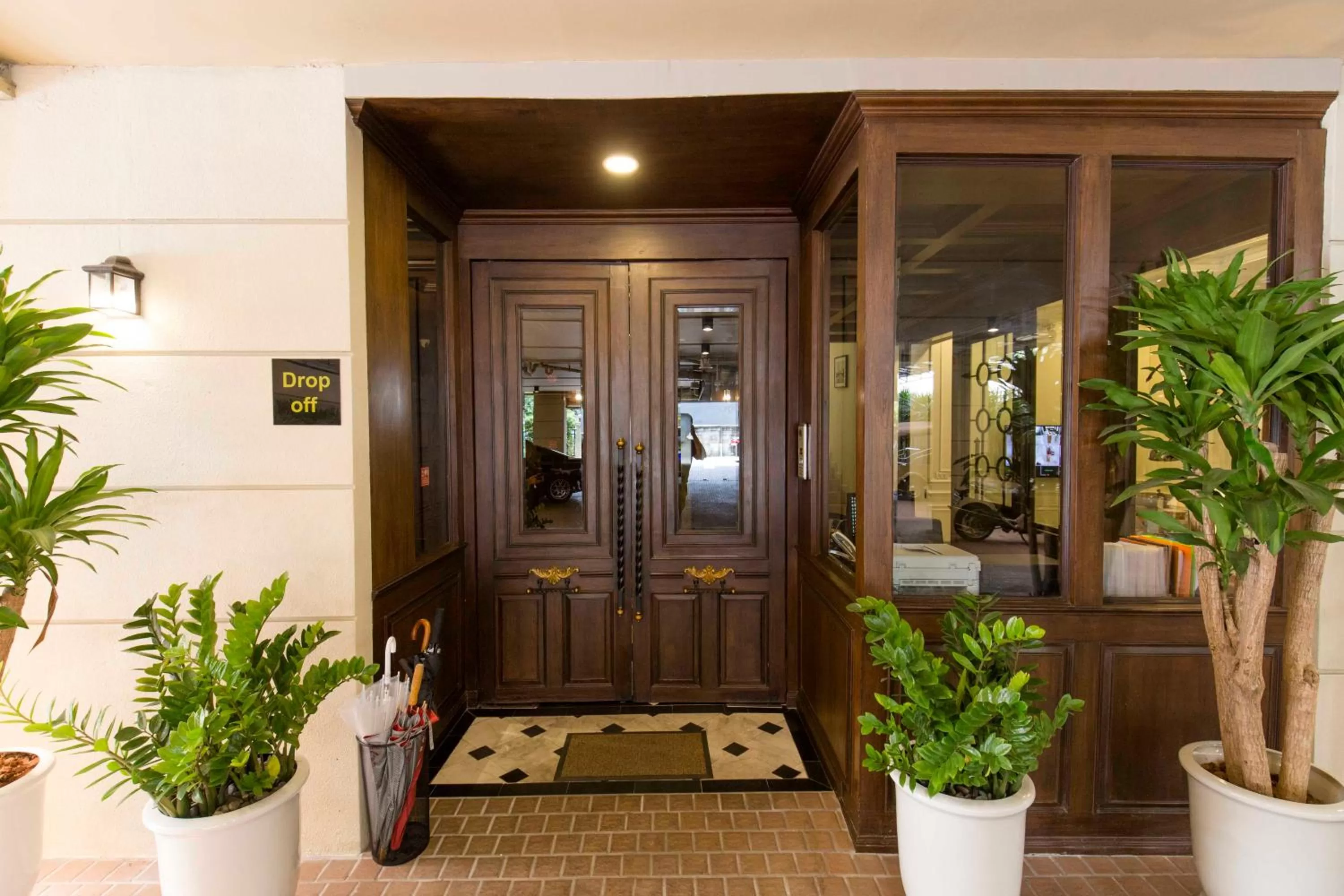 Facade/entrance in The LA49 Hotel