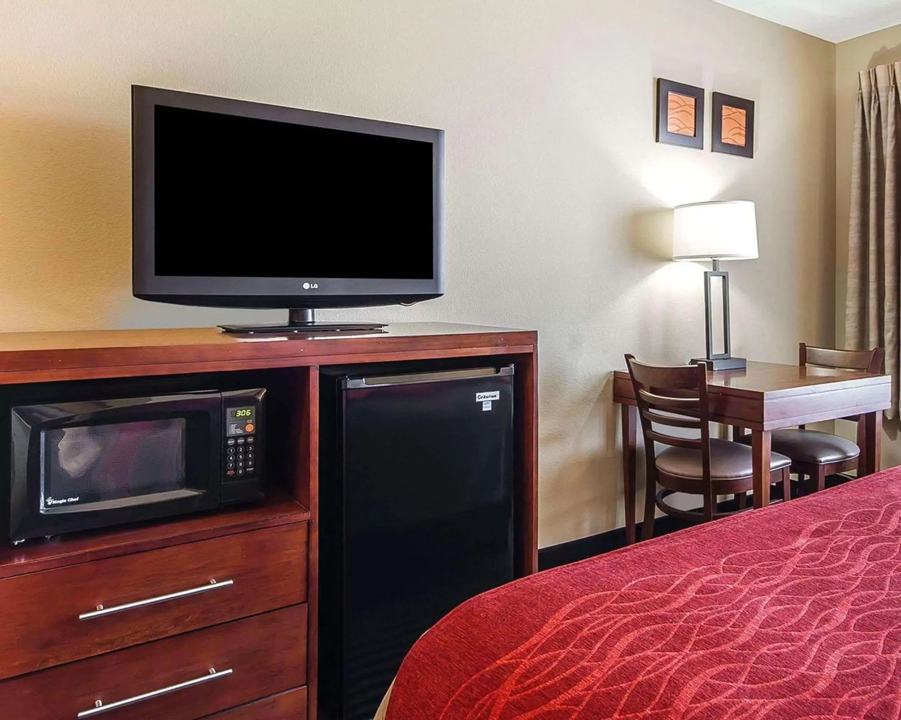 Photo of the whole room, TV/Entertainment Center in Comfort Inn Owatonna near Medical Center