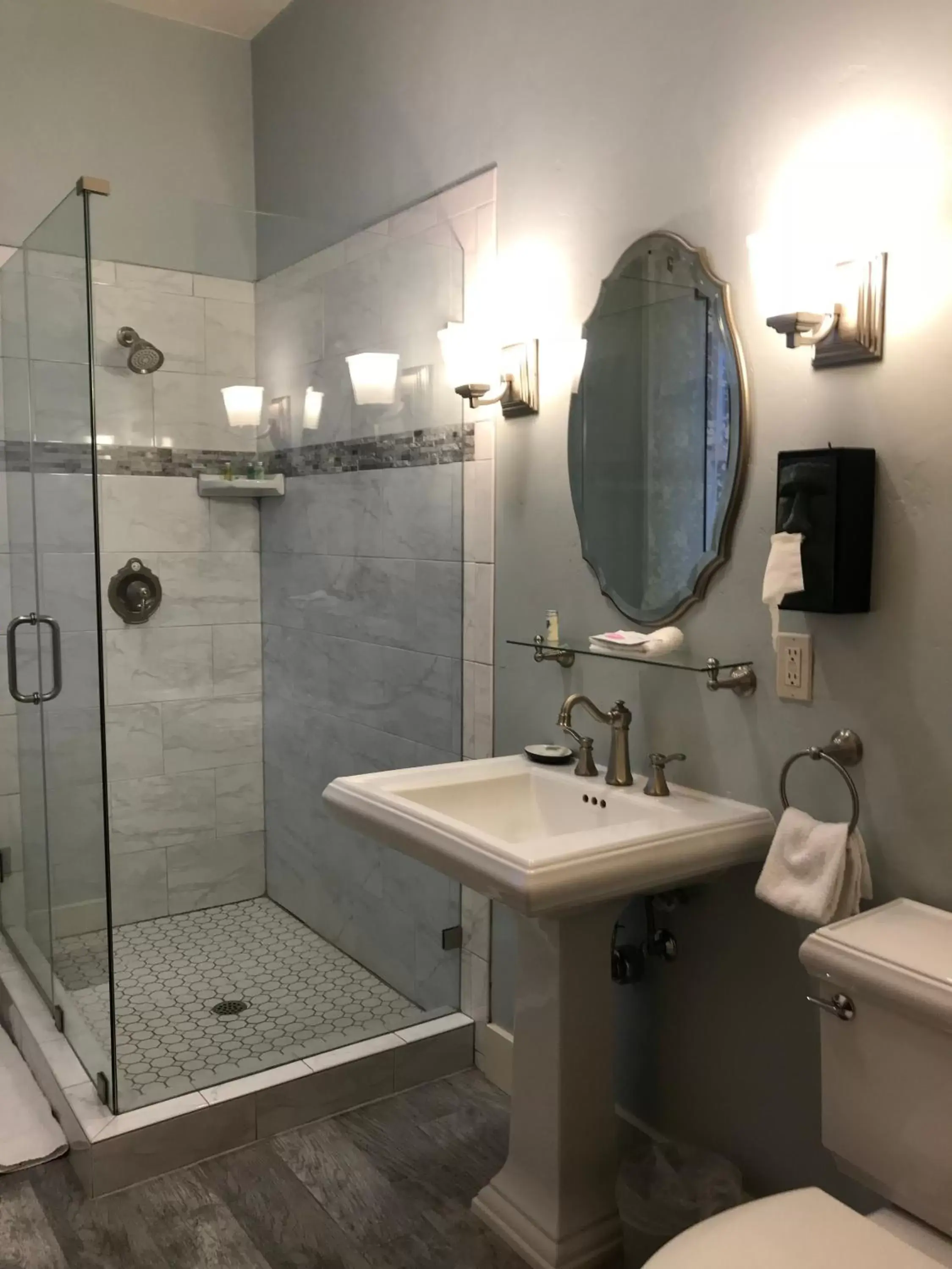 Shower, Bathroom in Hotel Sutter