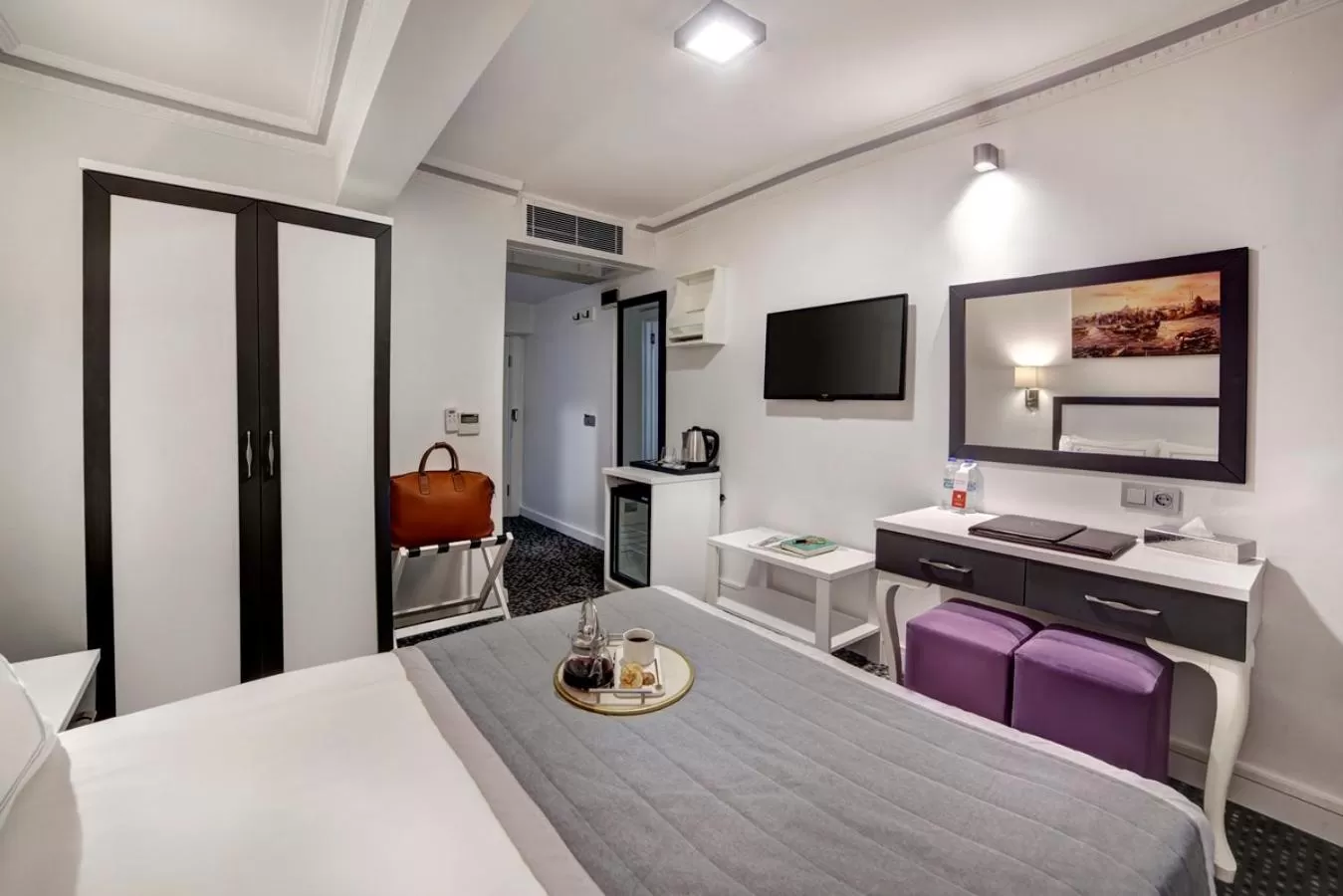 Photo of the whole room, Bed in Skalion Hotel