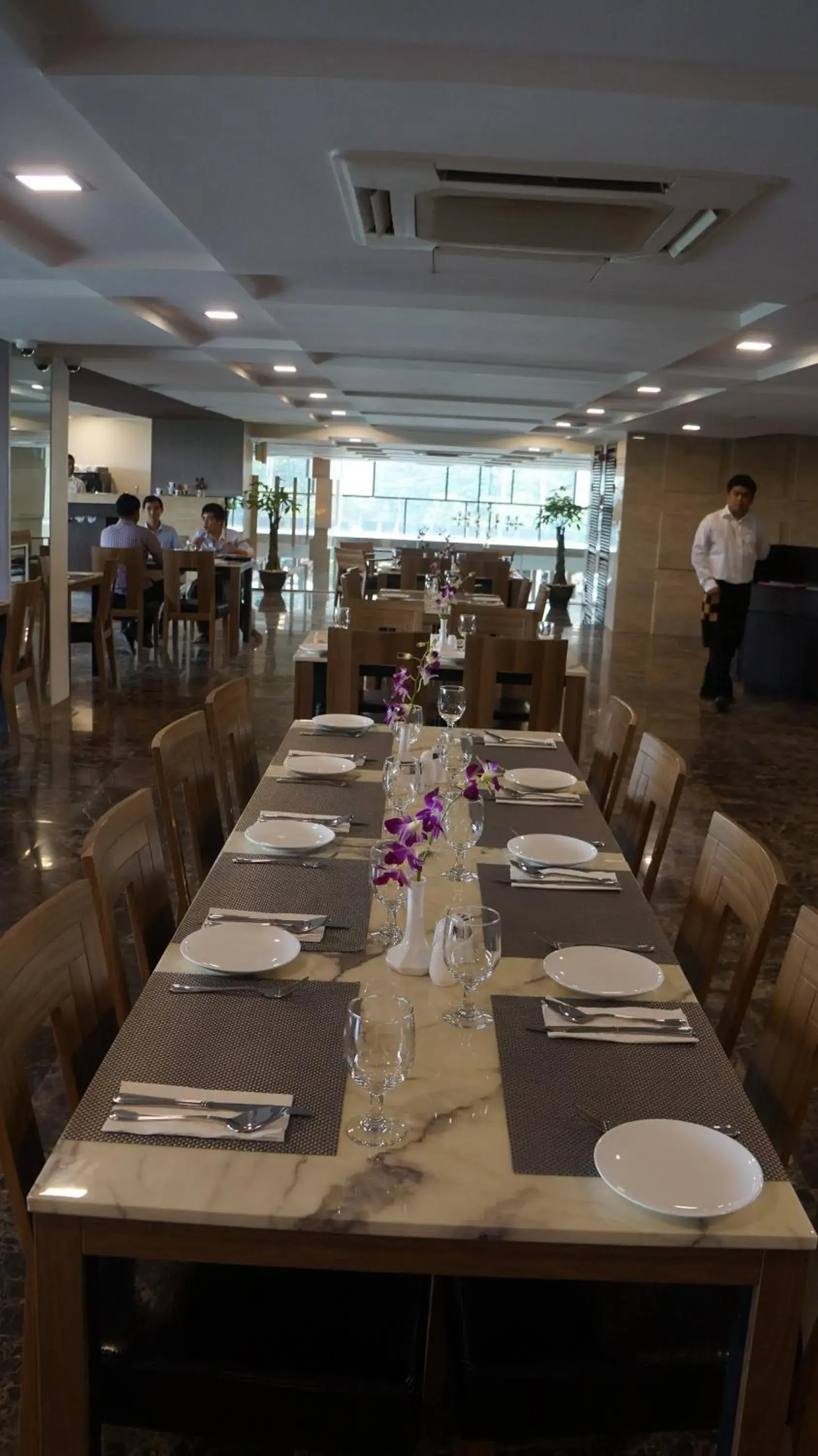 Restaurant/Places to Eat in Hotel Parami