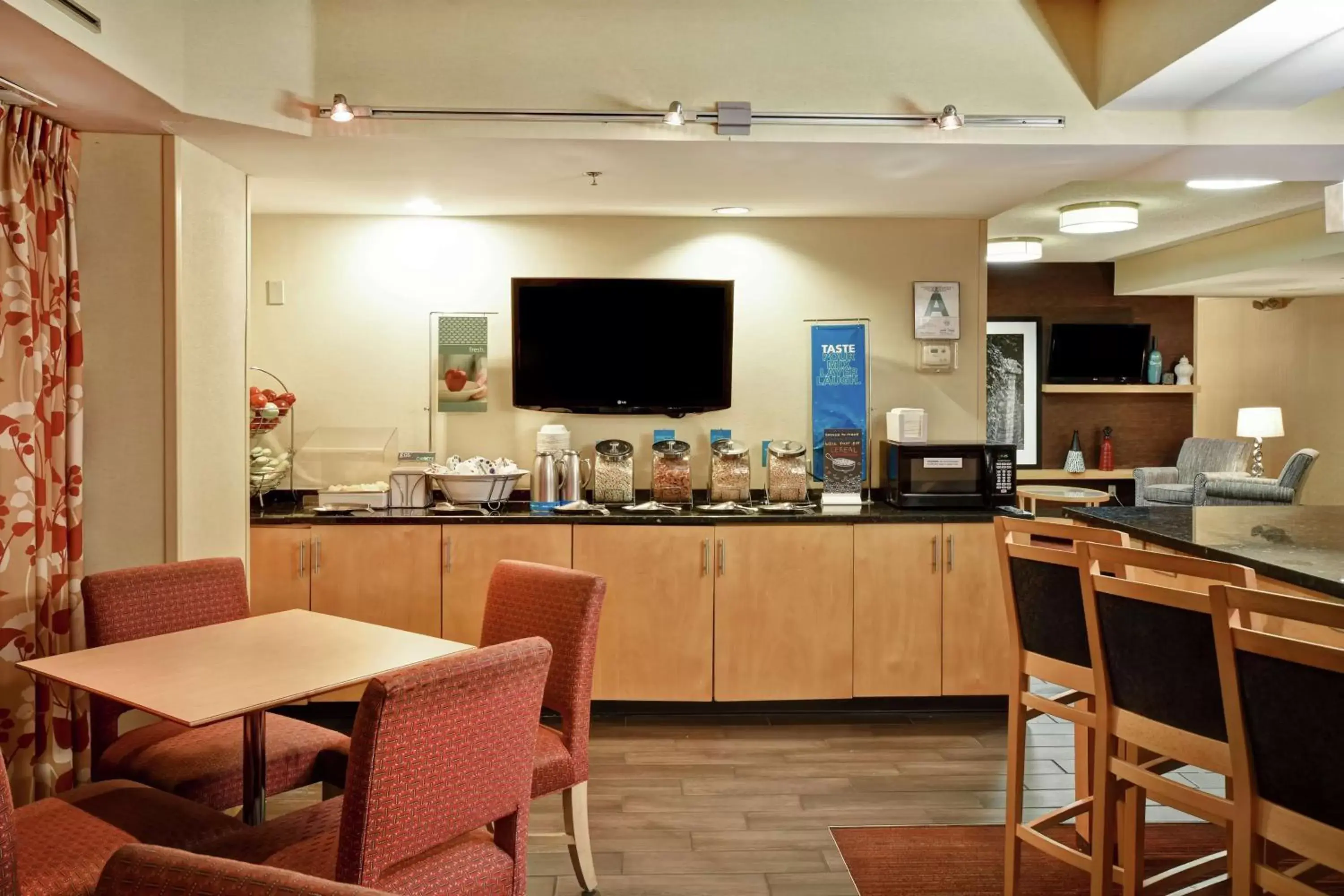 Breakfast, Restaurant/Places to Eat in Hampton Inn Louisville Airport Fair/Expo Center