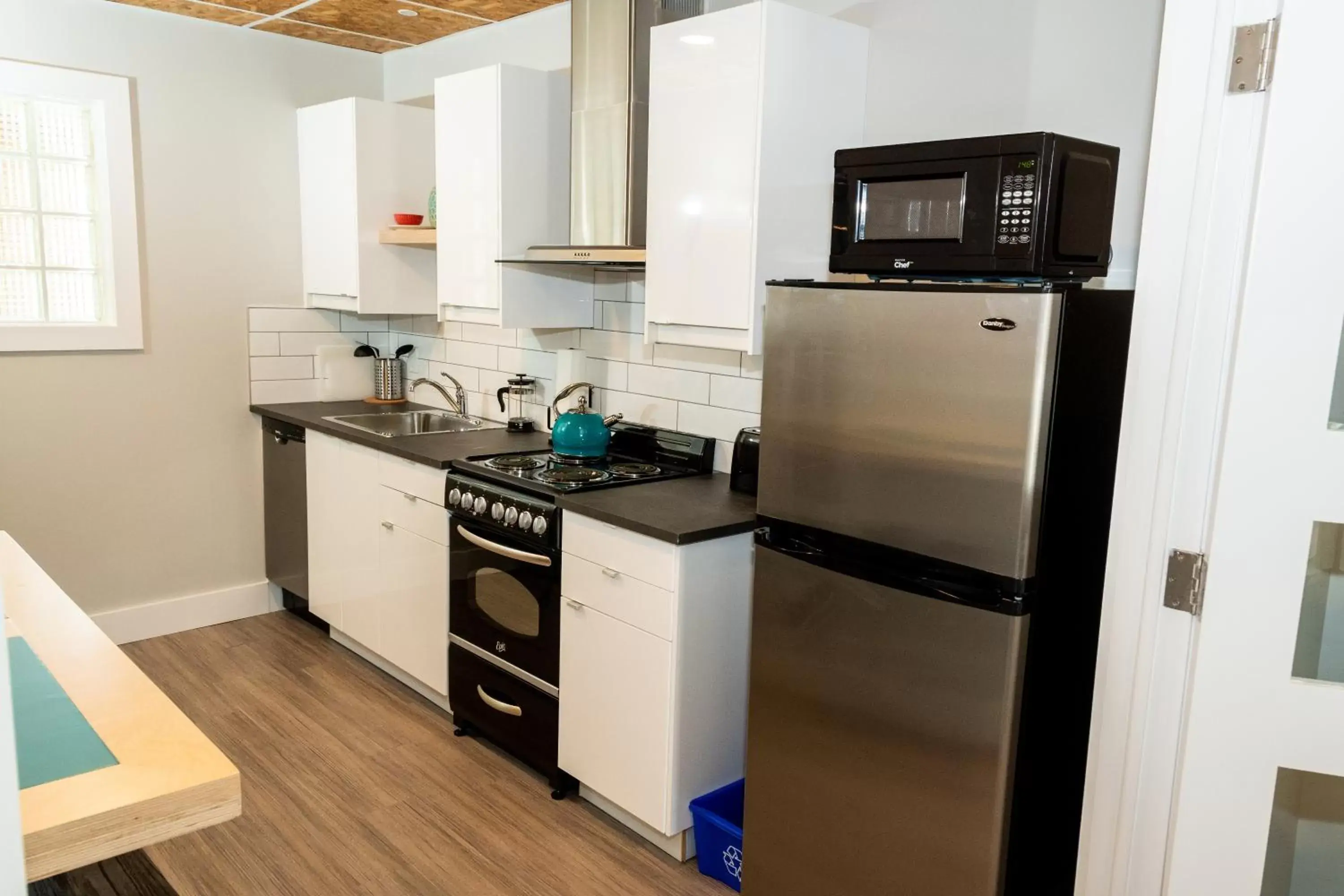 Kitchen or kitchenette, Kitchen/Kitchenette in Morel Executive Suites