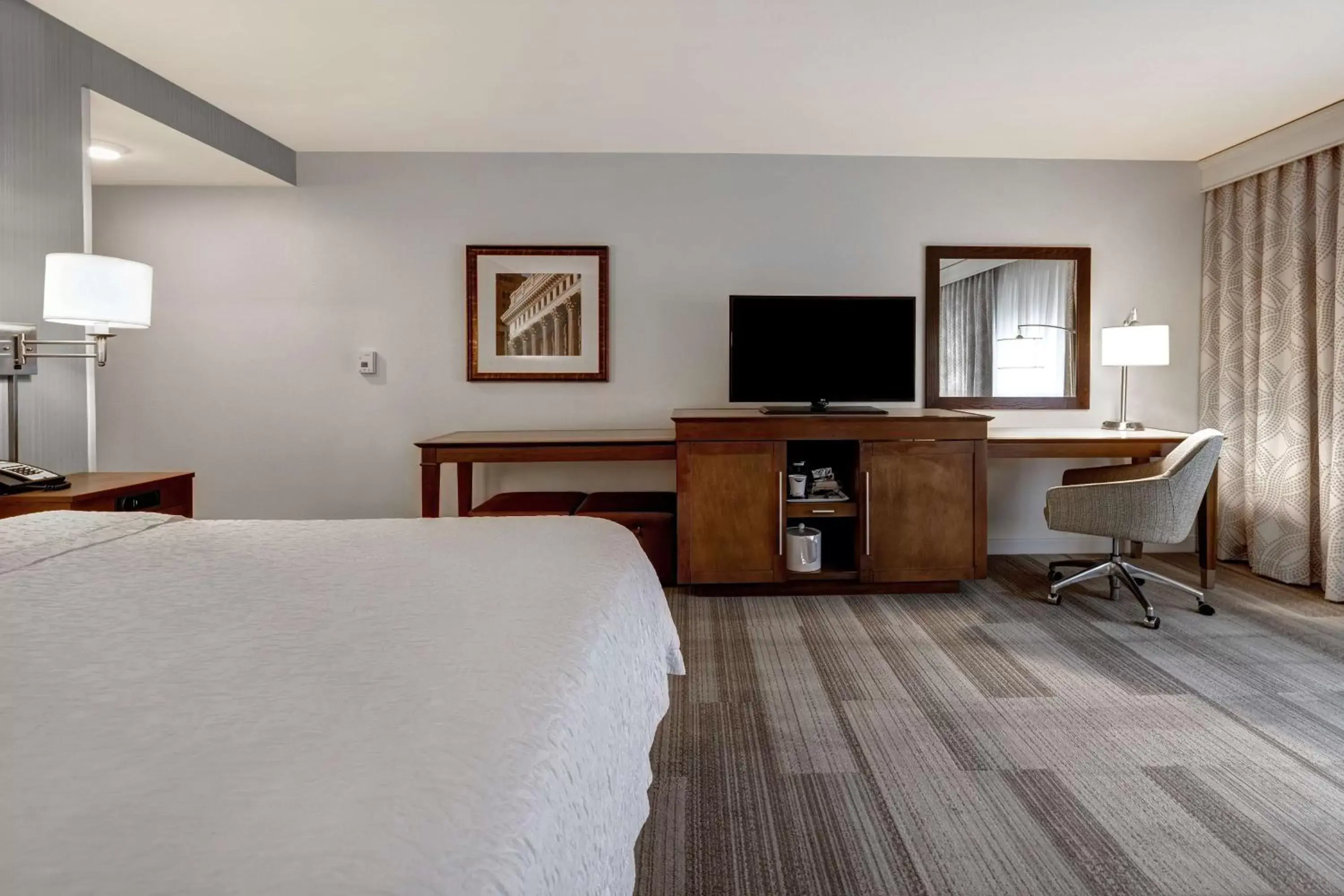 Bedroom, TV/Entertainment Center in Hampton Inn & Suites Milwaukee West