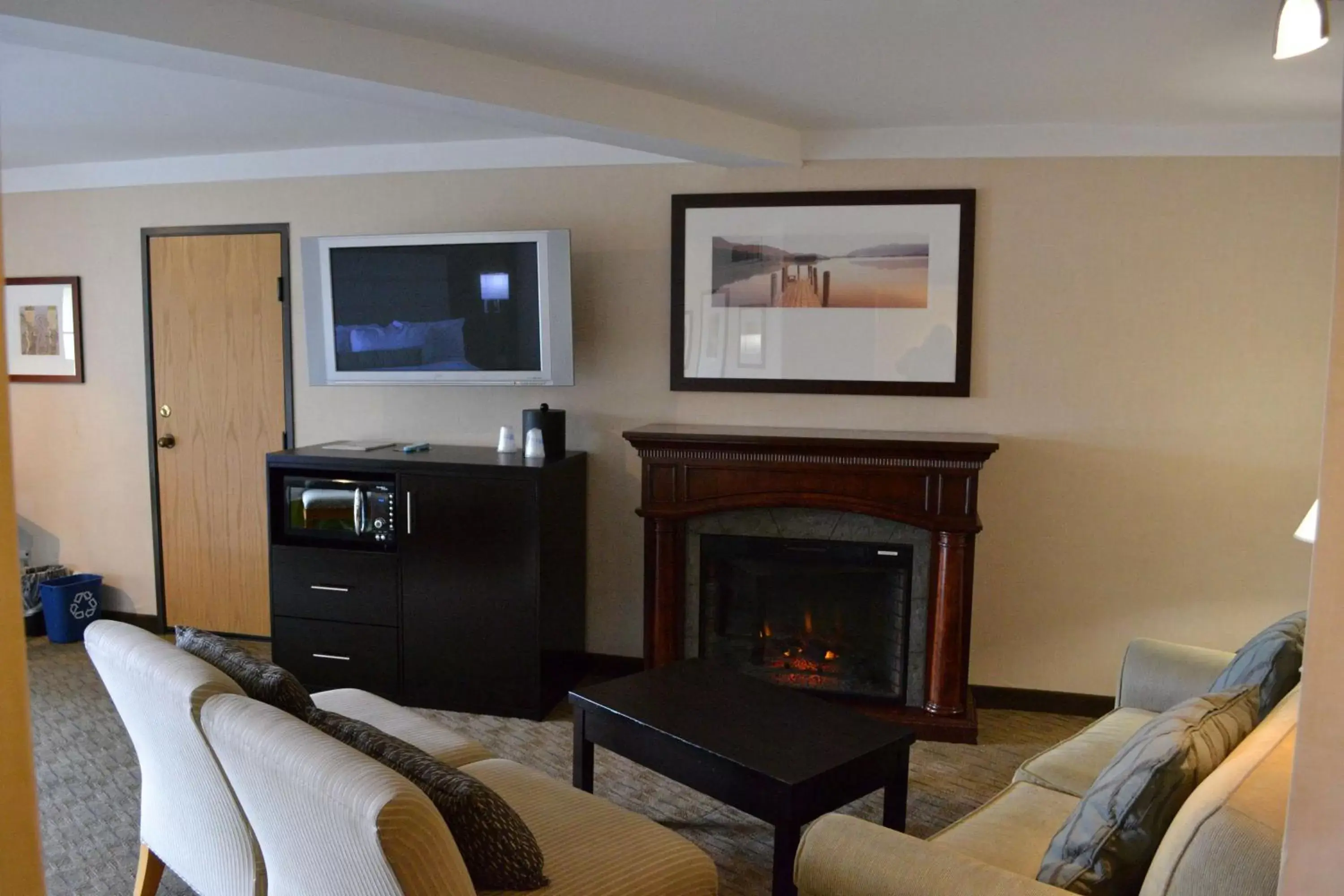 Photo of the whole room, Seating Area in Best Western Plus Silverdale Beach Hotel