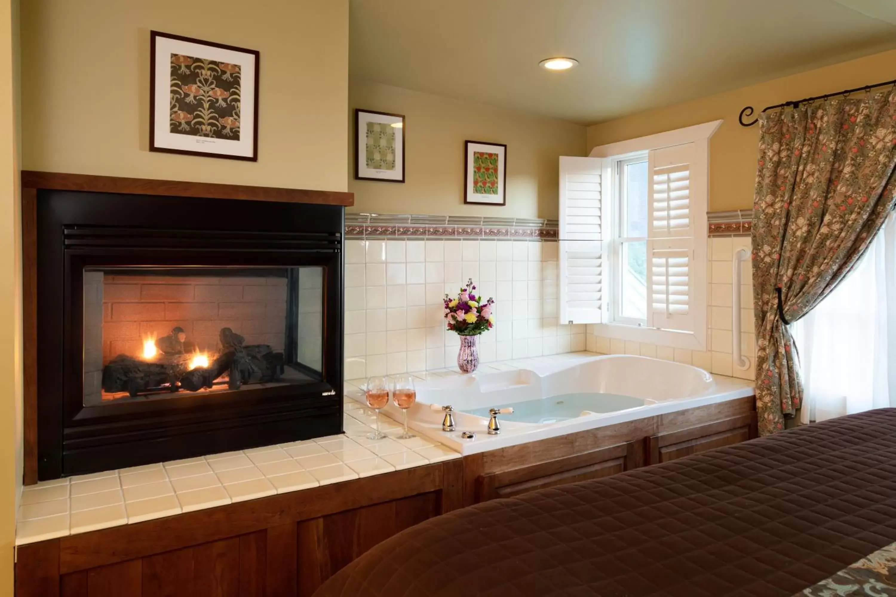 King Suite with Spa Bath in Lake Pointe Inn King Suite with Spa Bath in Lake Pointe Inn