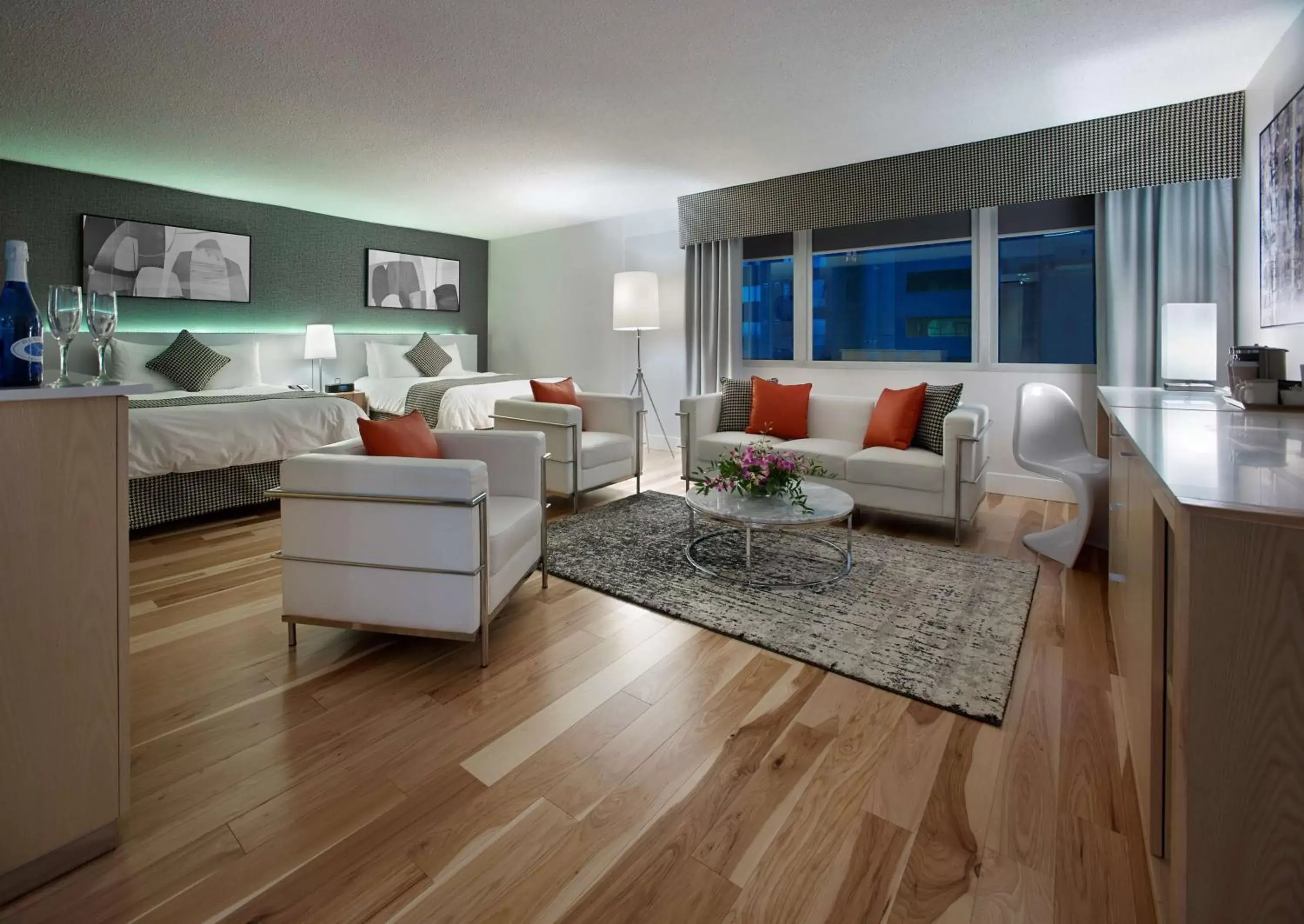 Photo of the whole room, Seating Area in Radisson Blu Downtown Toronto