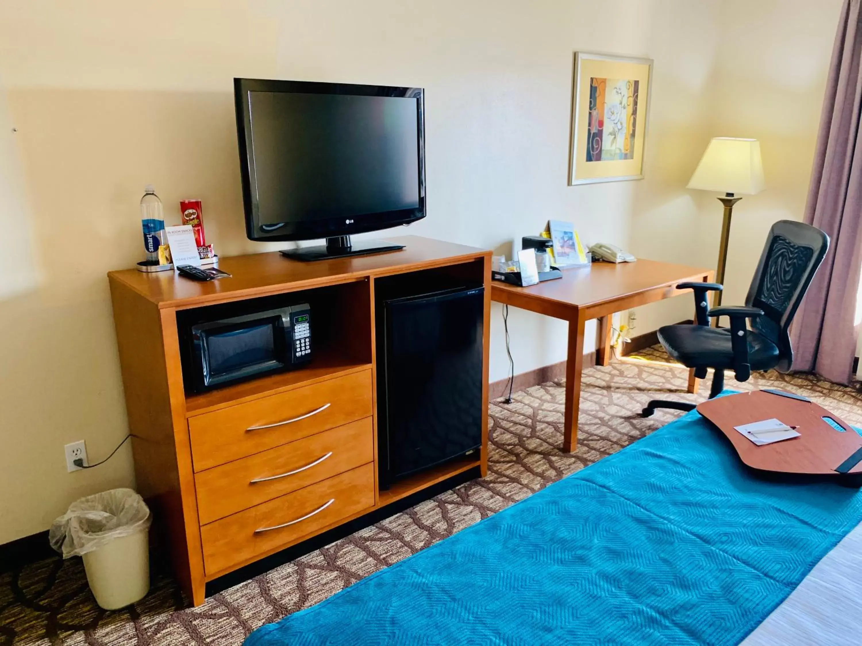 TV and multimedia, TV/Entertainment Center in Best Western Plus Richmond Hill Inn