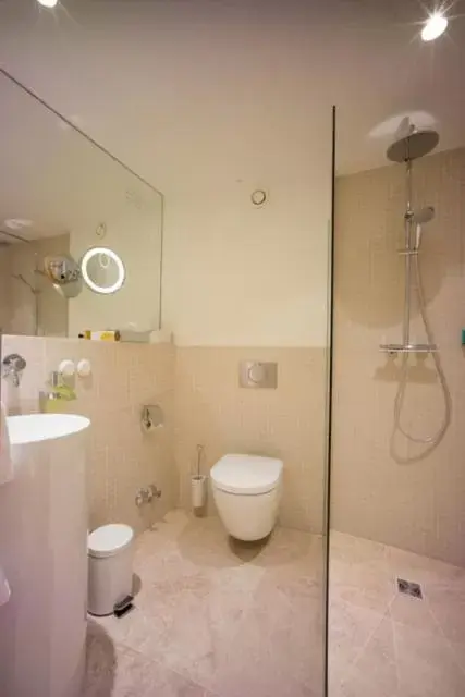 Photo of the whole room, Bathroom in Hotel Gude