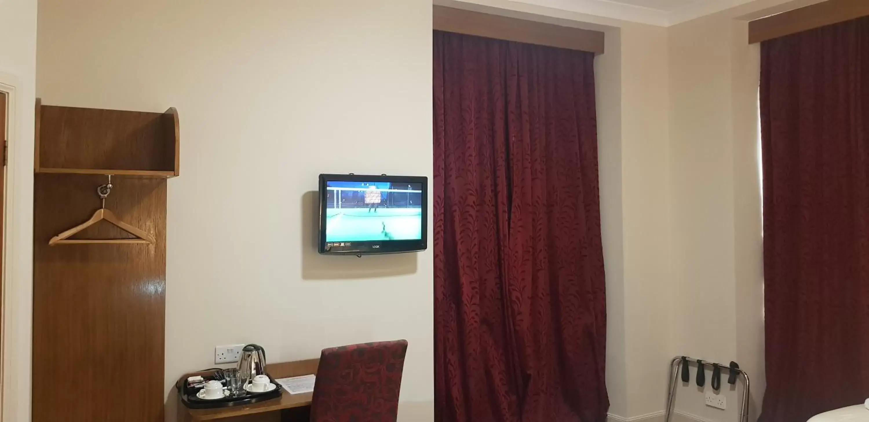 TV and multimedia, TV/Entertainment Center in Aberdeen House Hotel