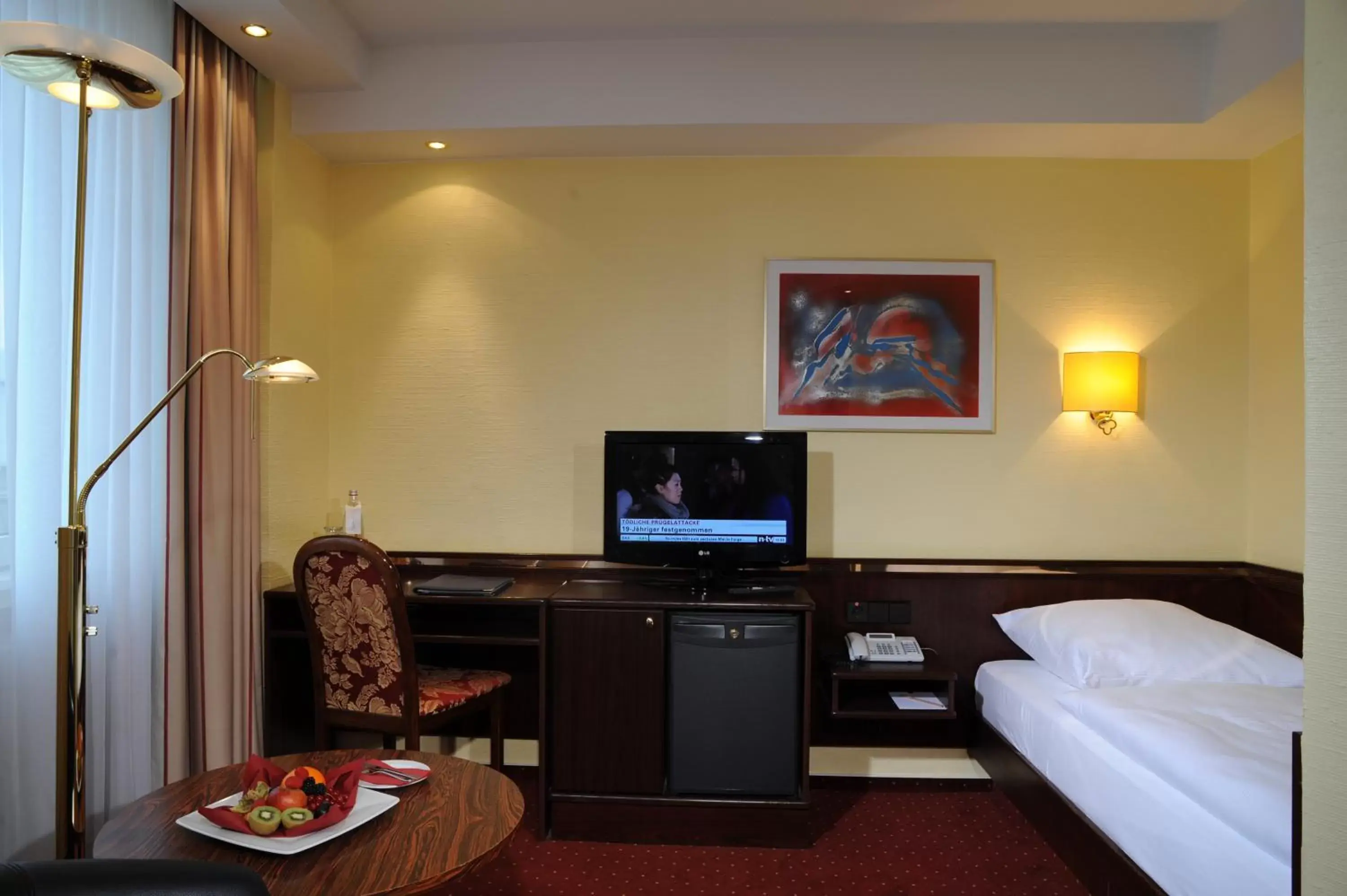 Bed, TV/Entertainment Center in Best Western Hotel zur Post