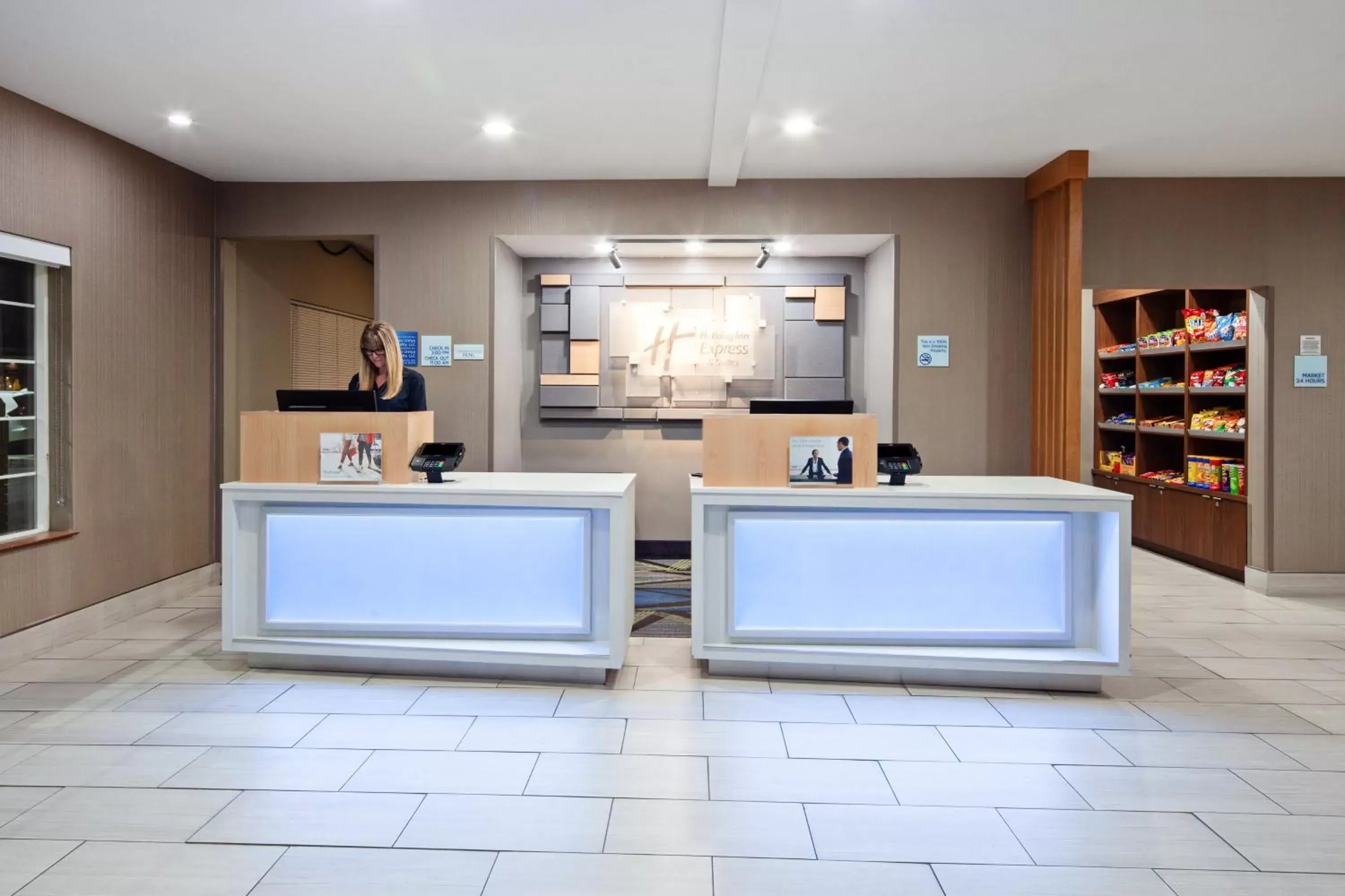 Property building, Lobby/Reception in Holiday Inn Express & Suites - Tulare, an IHG Hotel