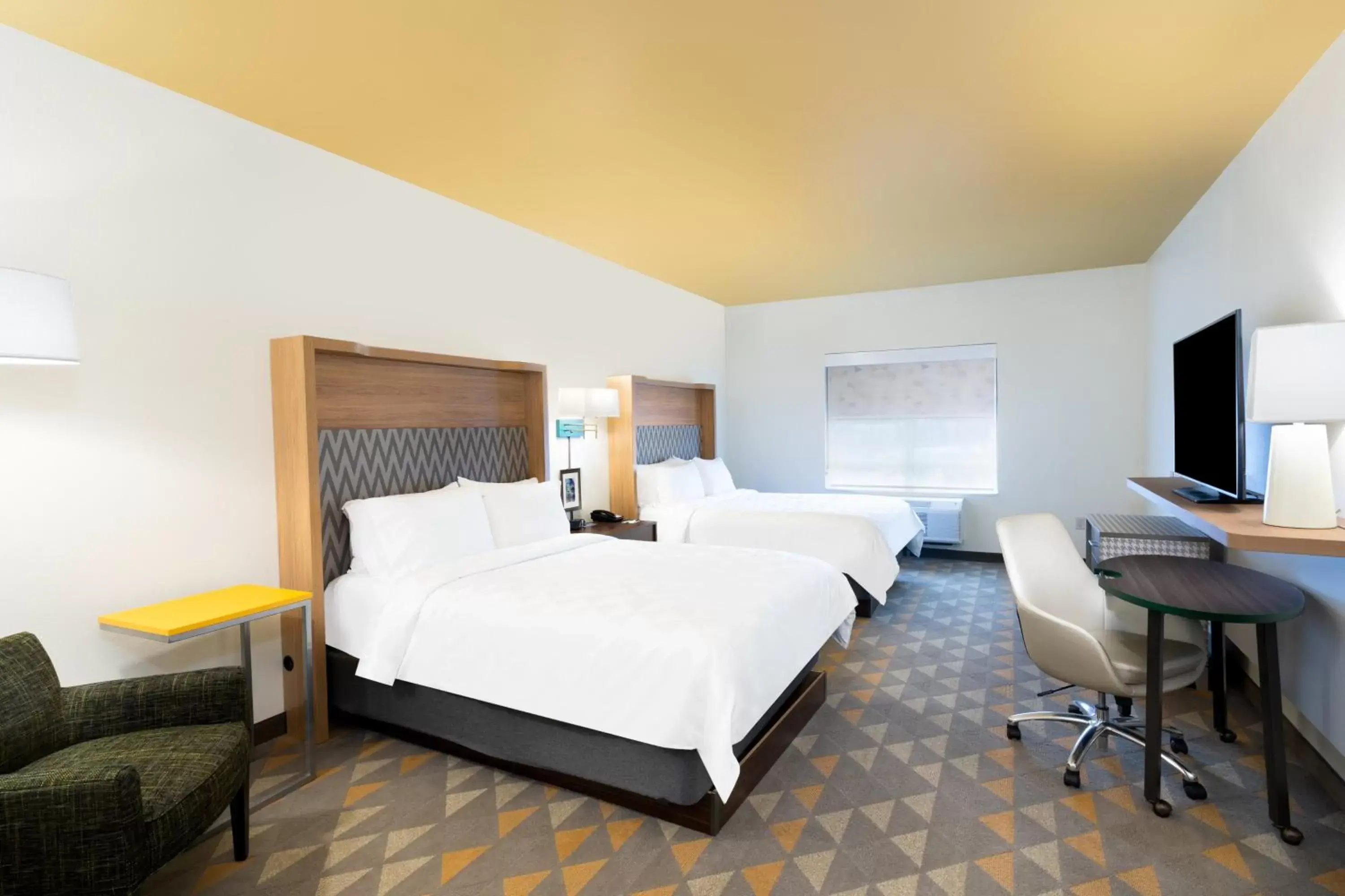 Photo of the whole room, Bed in Holiday Inn & Suites Memphis Southeast-Germantown, an IHG Hotel