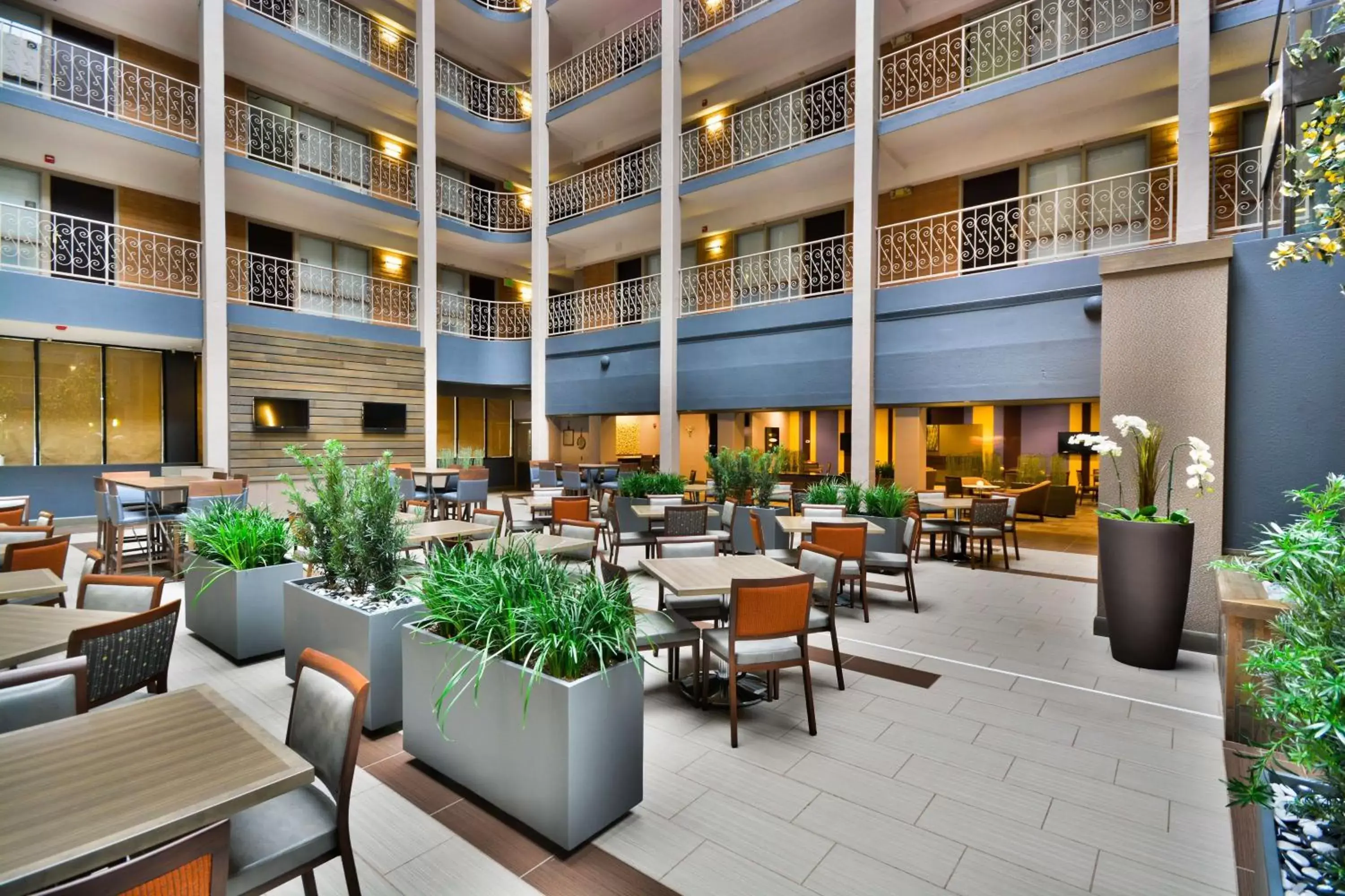 Lobby or reception, Restaurant/Places to Eat in Embassy Suites by Hilton Denver Central Park