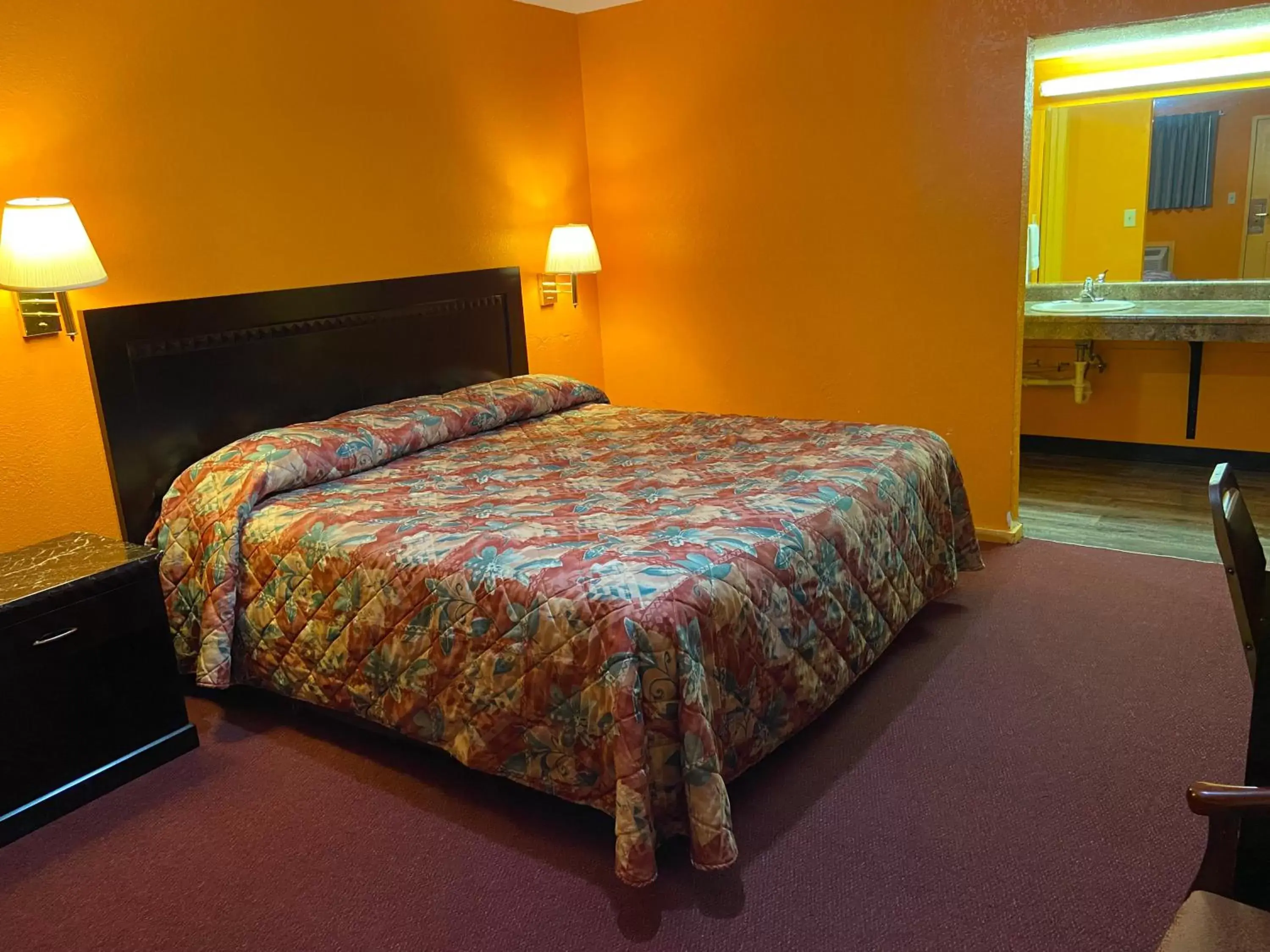 Bed in Pratt Budget Inn
