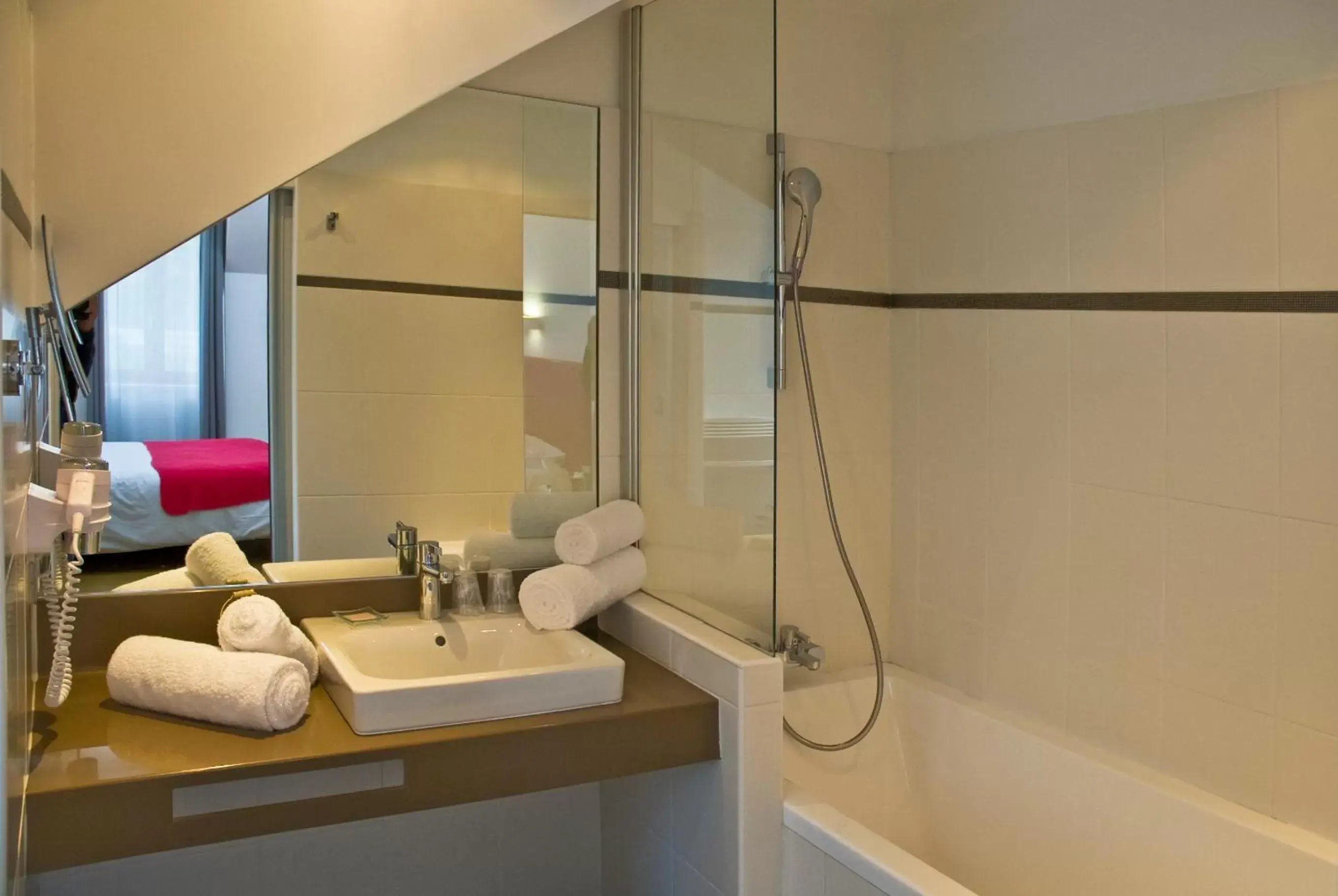 Shower, Bathroom in Le Manoir d'Agnès