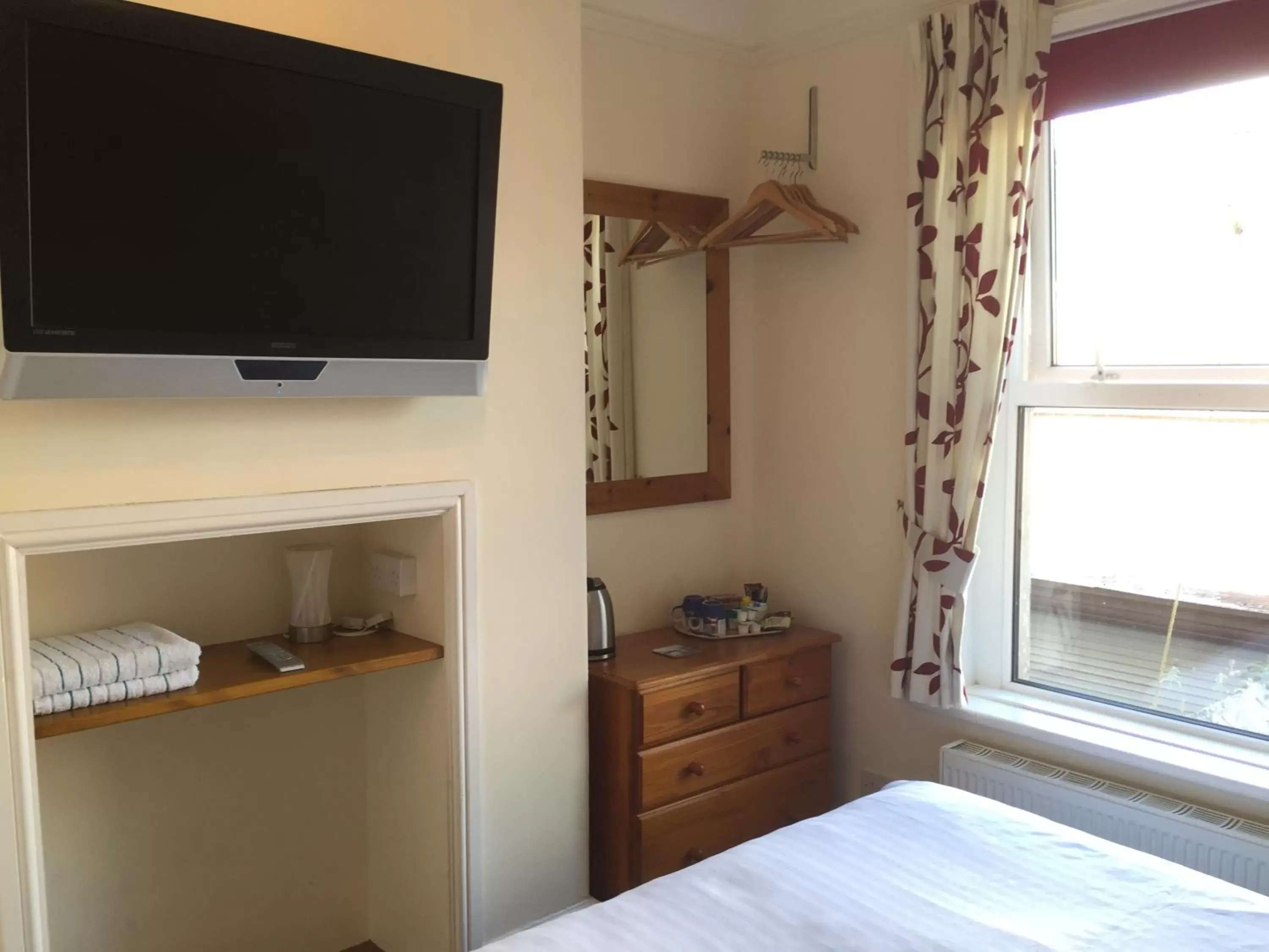 Bedroom, TV/Entertainment Center in Barbican Reach Guest House