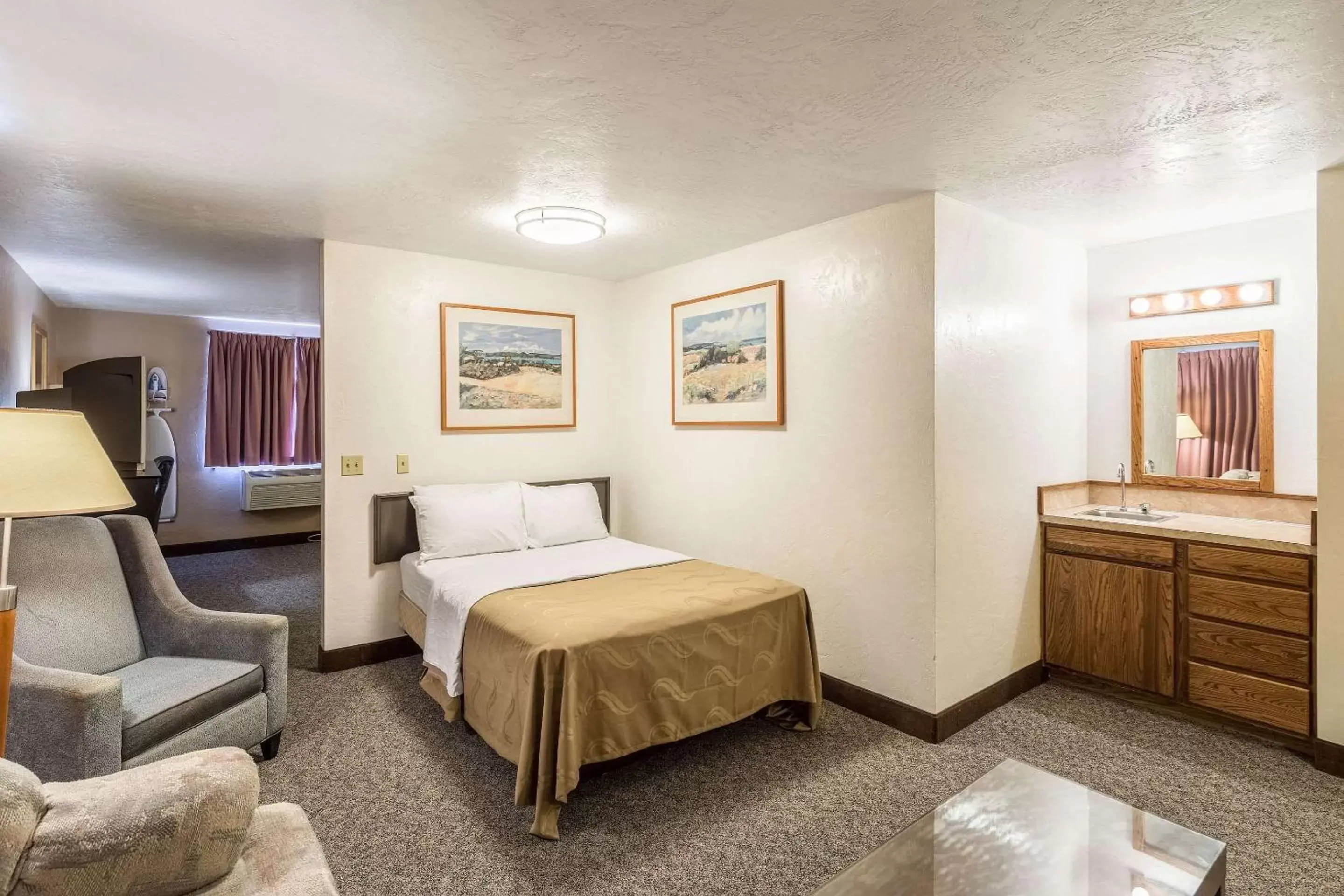 Photo of the whole room, Bed in Quality Inn Moses Lake