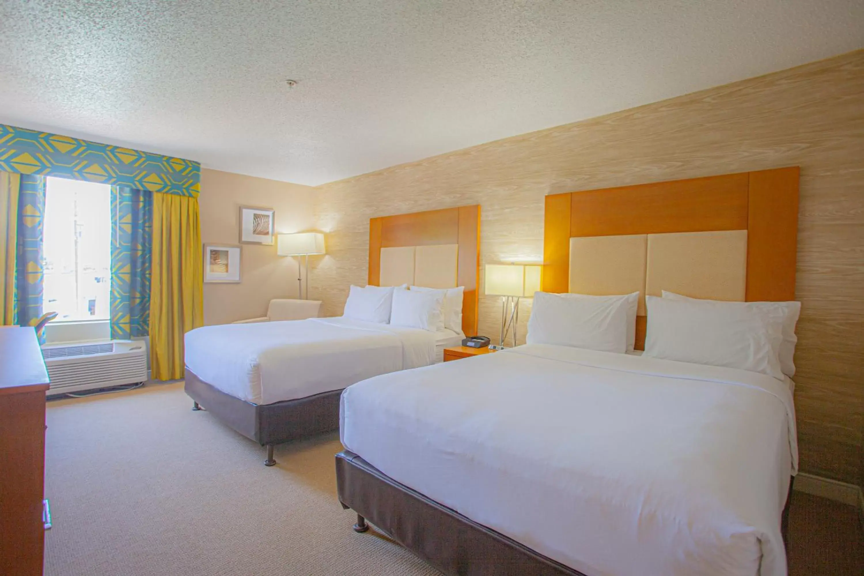 Photo of the whole room, Bed in Holiday Inn & Suites Spring - The Woodlands
