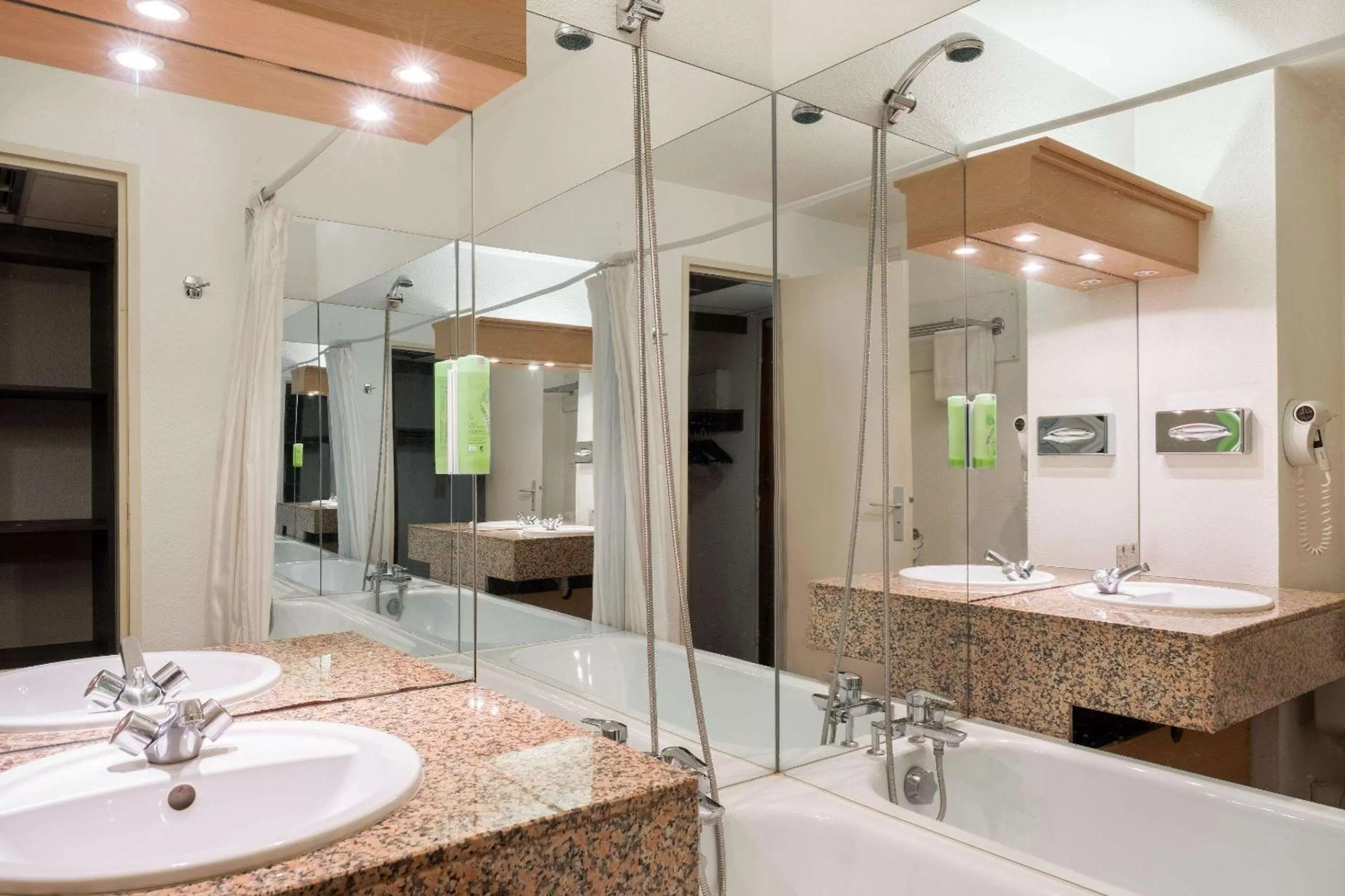 Bathroom in Comfort Hotel Toulouse Sud