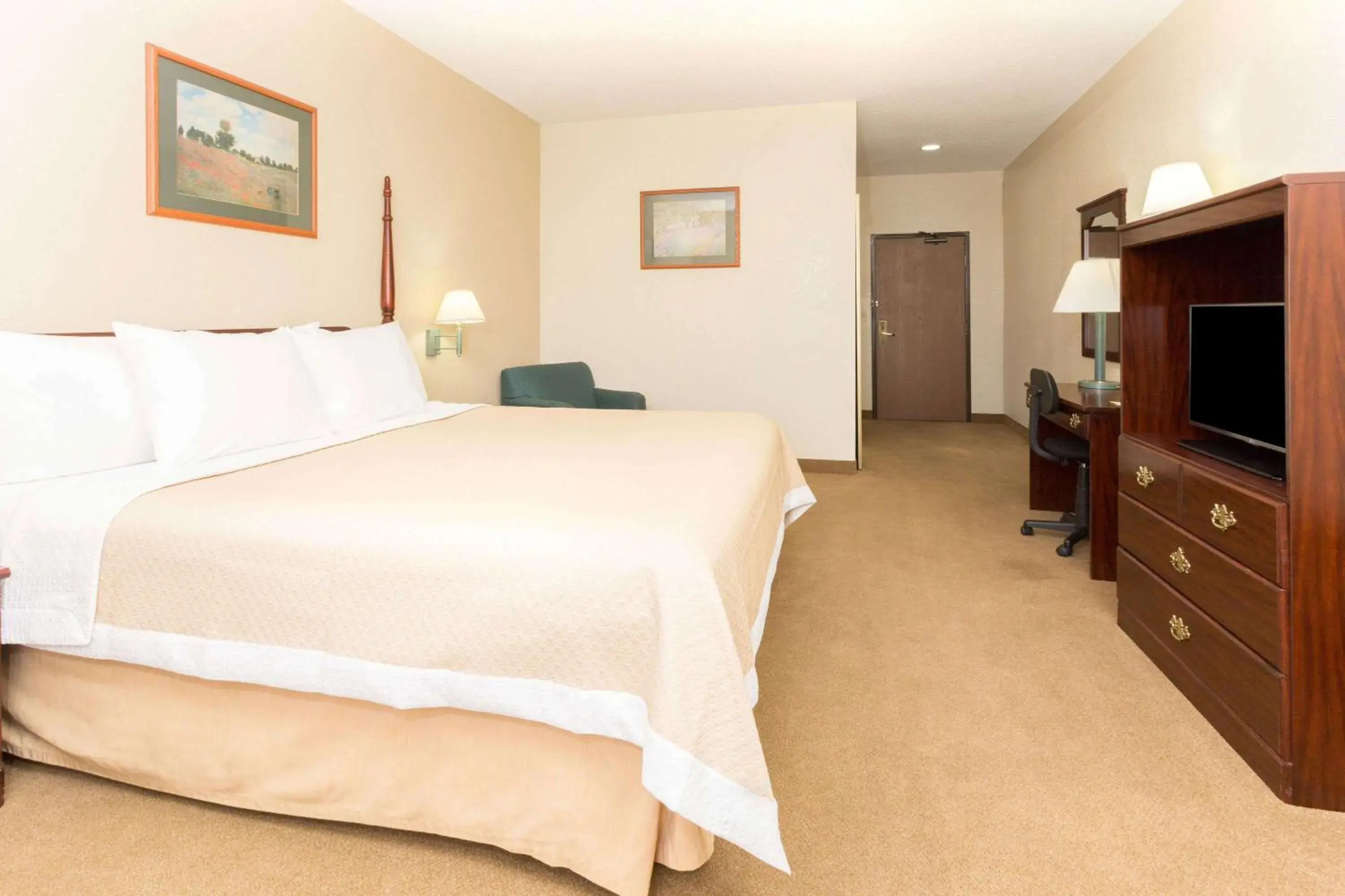 Photo of the whole room, Bed in Days Inn by Wyndham Colorado Springs Airport