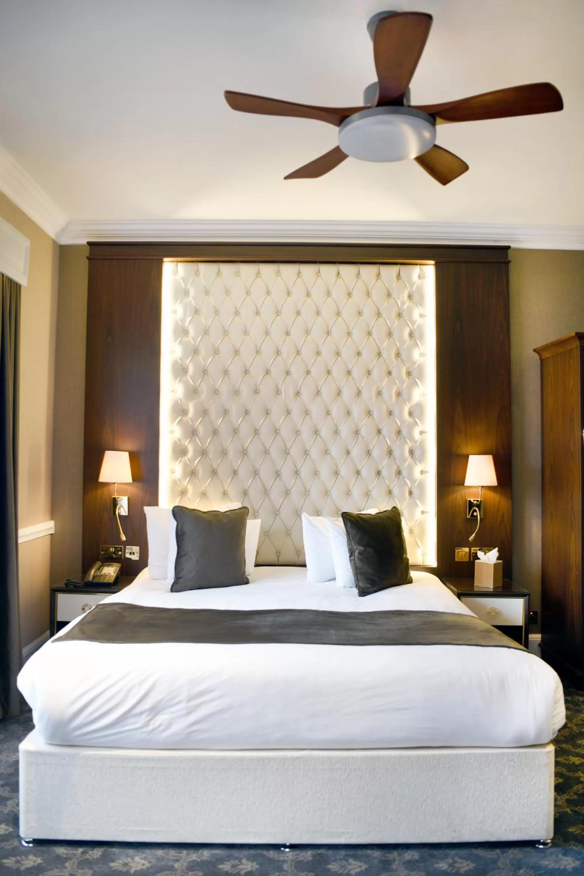 Bedroom, Bed in Warren House Hotel