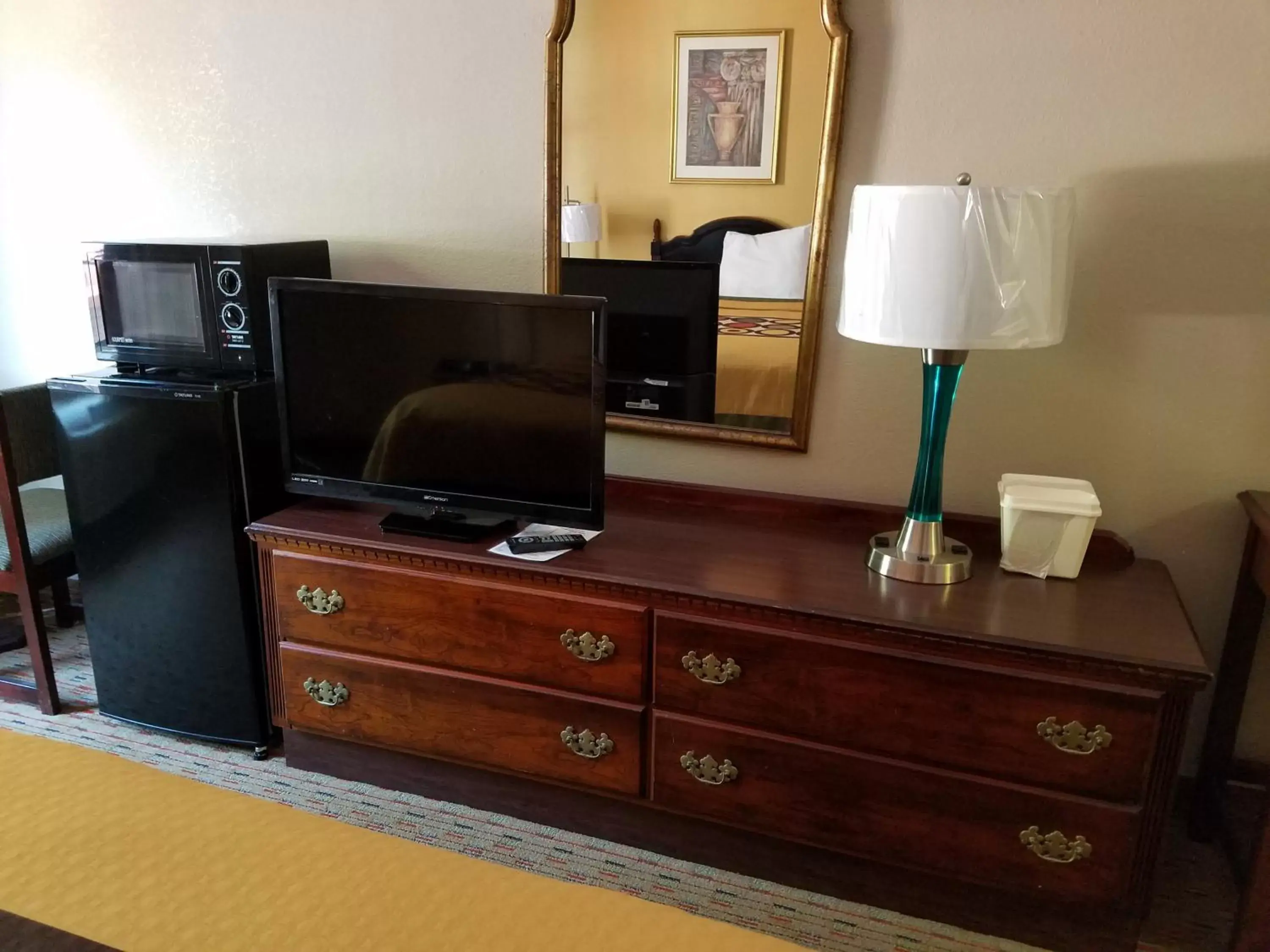 Deluxe King Room - Smoking in Super 8 by Wyndham Cornelia Deluxe King Room - Smoking in Super 8 by Wyndham Cornelia