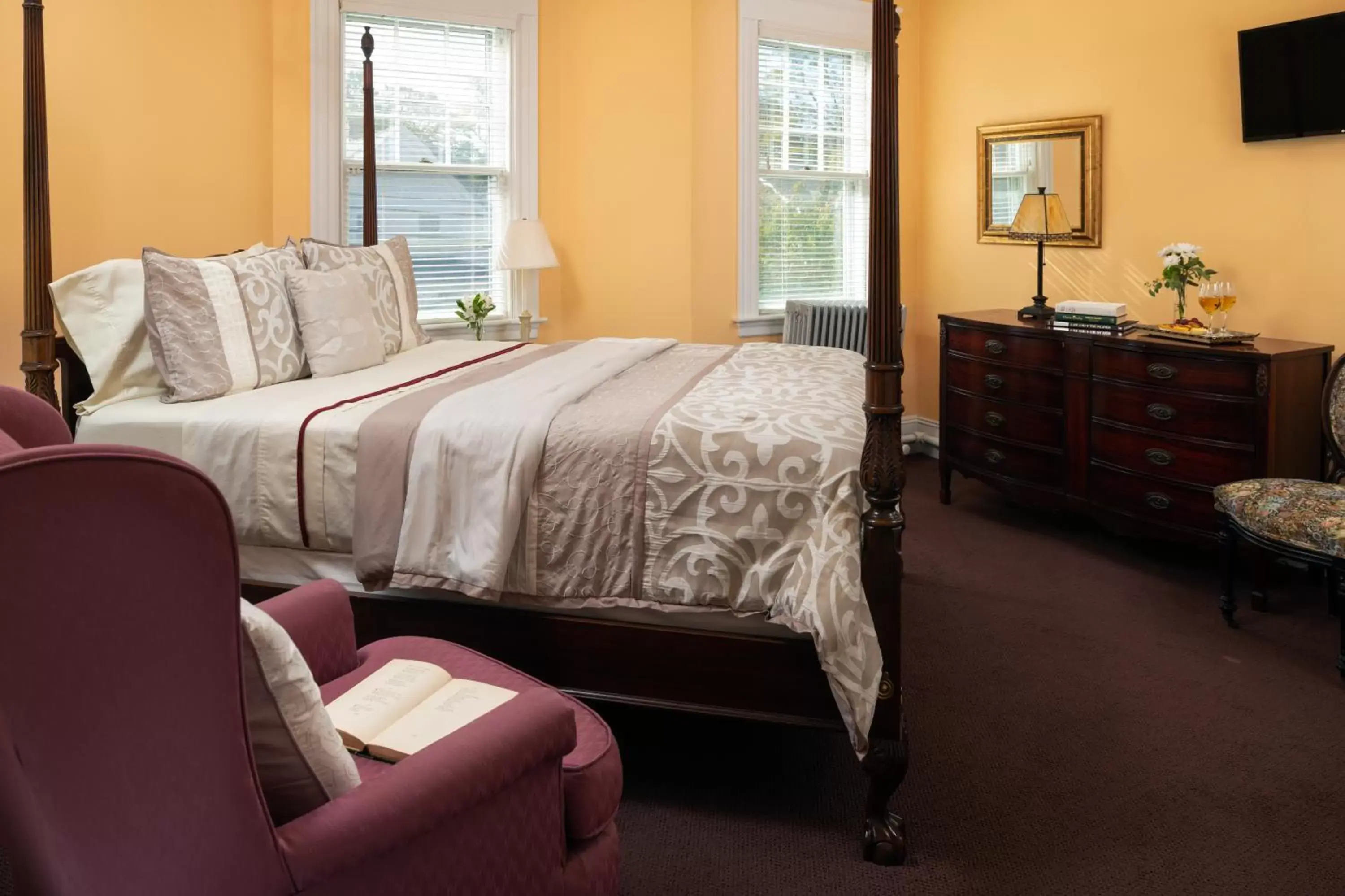 Standard Queen Room in Palmer House Inn Standard Queen Room in Palmer House Inn