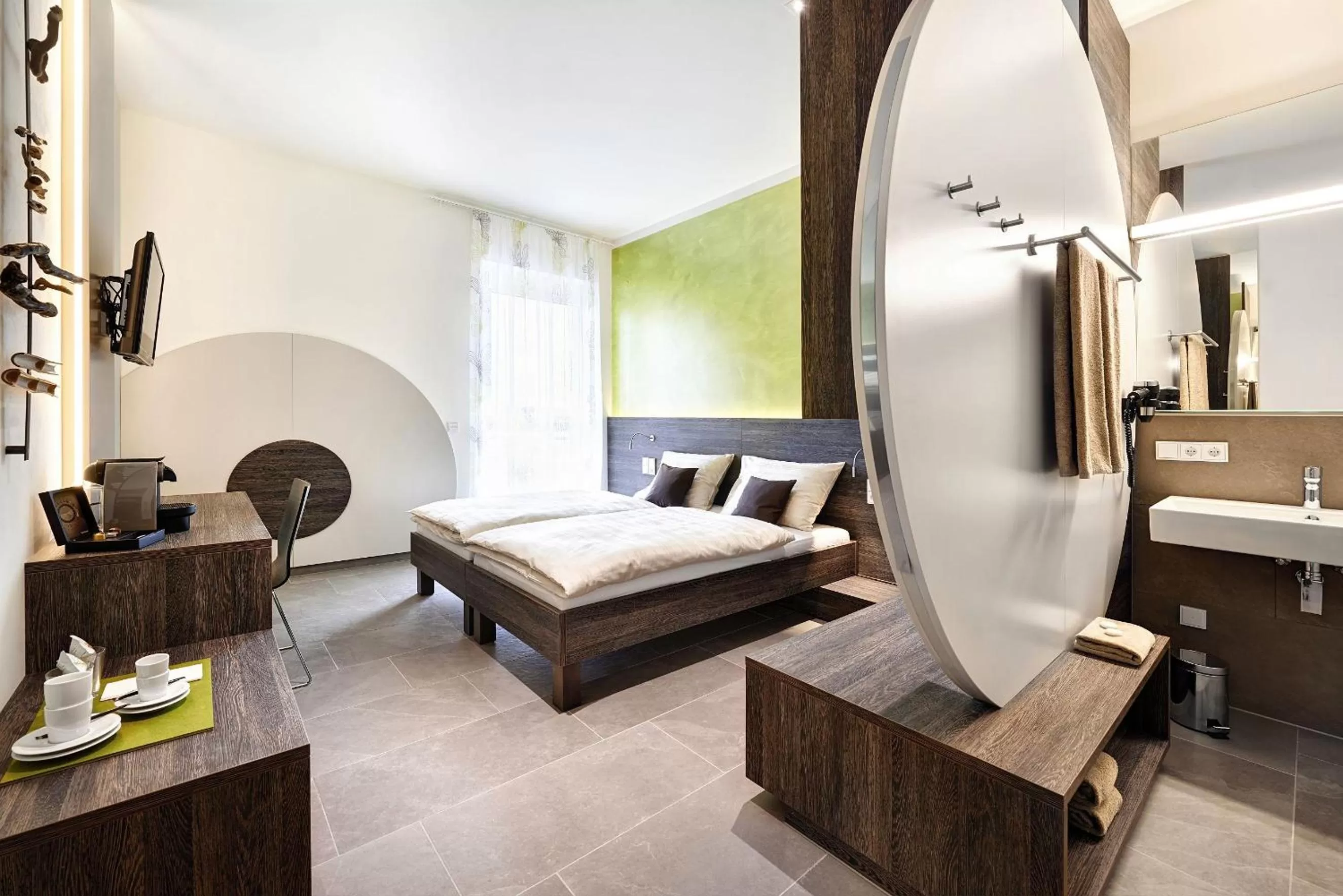 Bathroom, Bed in eee Hotel Marchtrenk