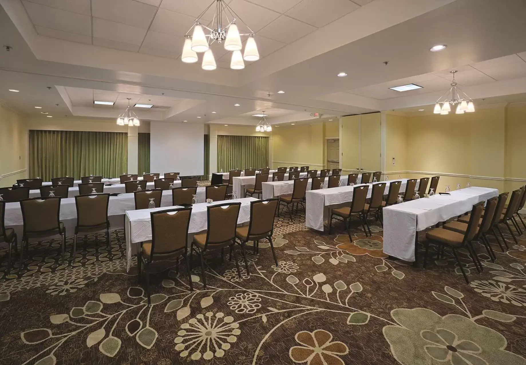 Meeting/conference room in Doubletree Suites by Hilton at The Battery Atlanta