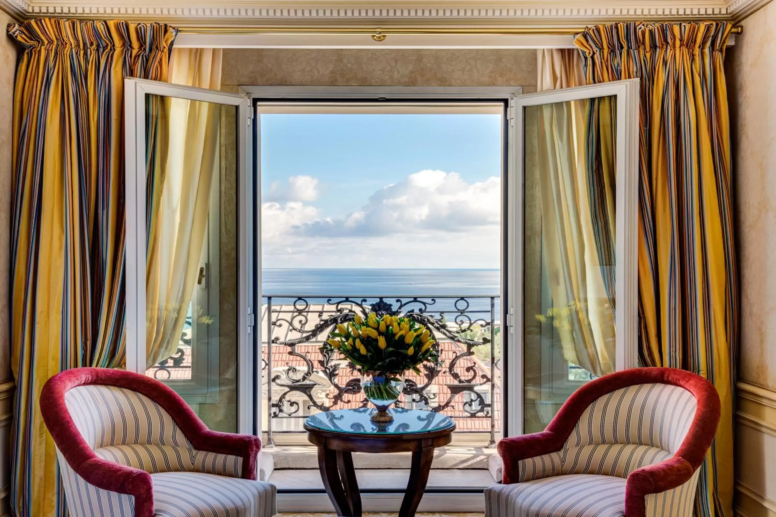 Seating area, Balcony/Terrace in Hôtel Métropole Monte-Carlo - The Leading Hotels of the World