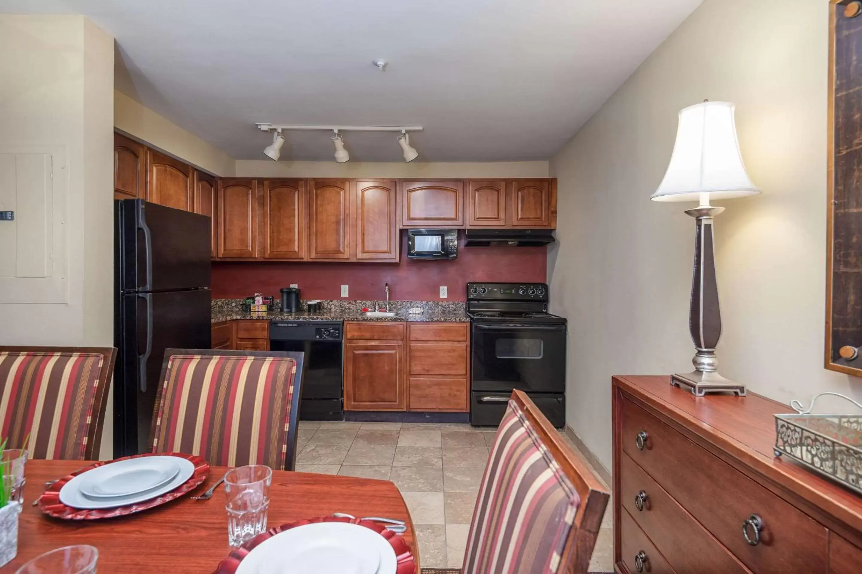 Photo of the whole room, Kitchen/Kitchenette in Clarion Collection Hotel Arlington Court Suites