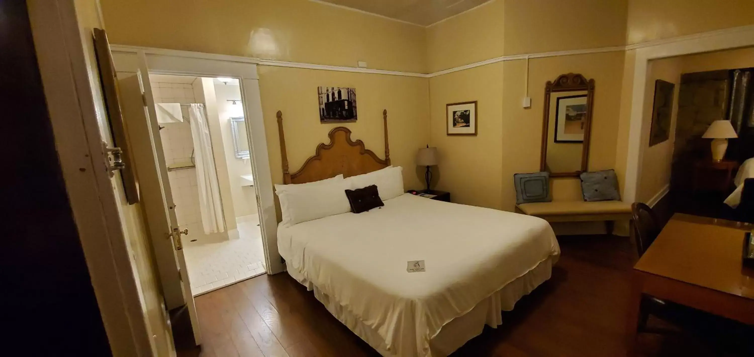 Bed in Glen Tavern Inn Bed in Glen Tavern Inn