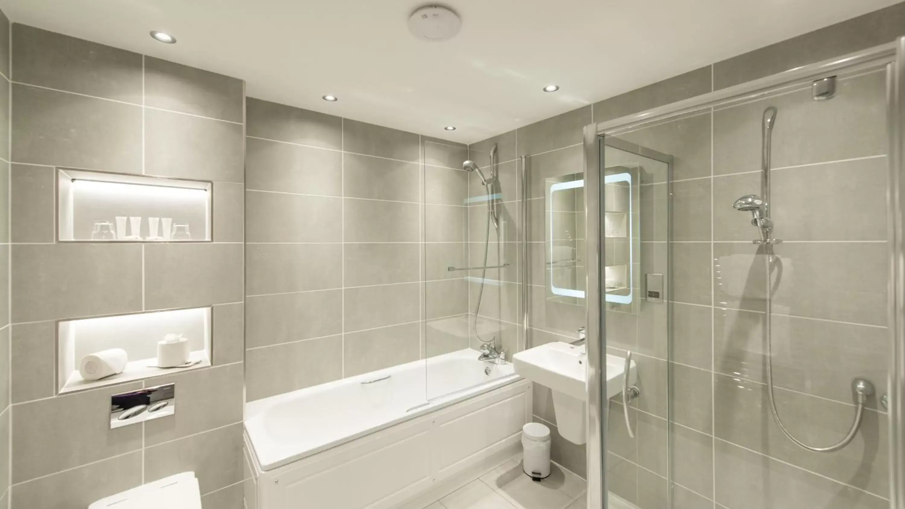 Shower, Bathroom in The Royal & Fortescue Hotel