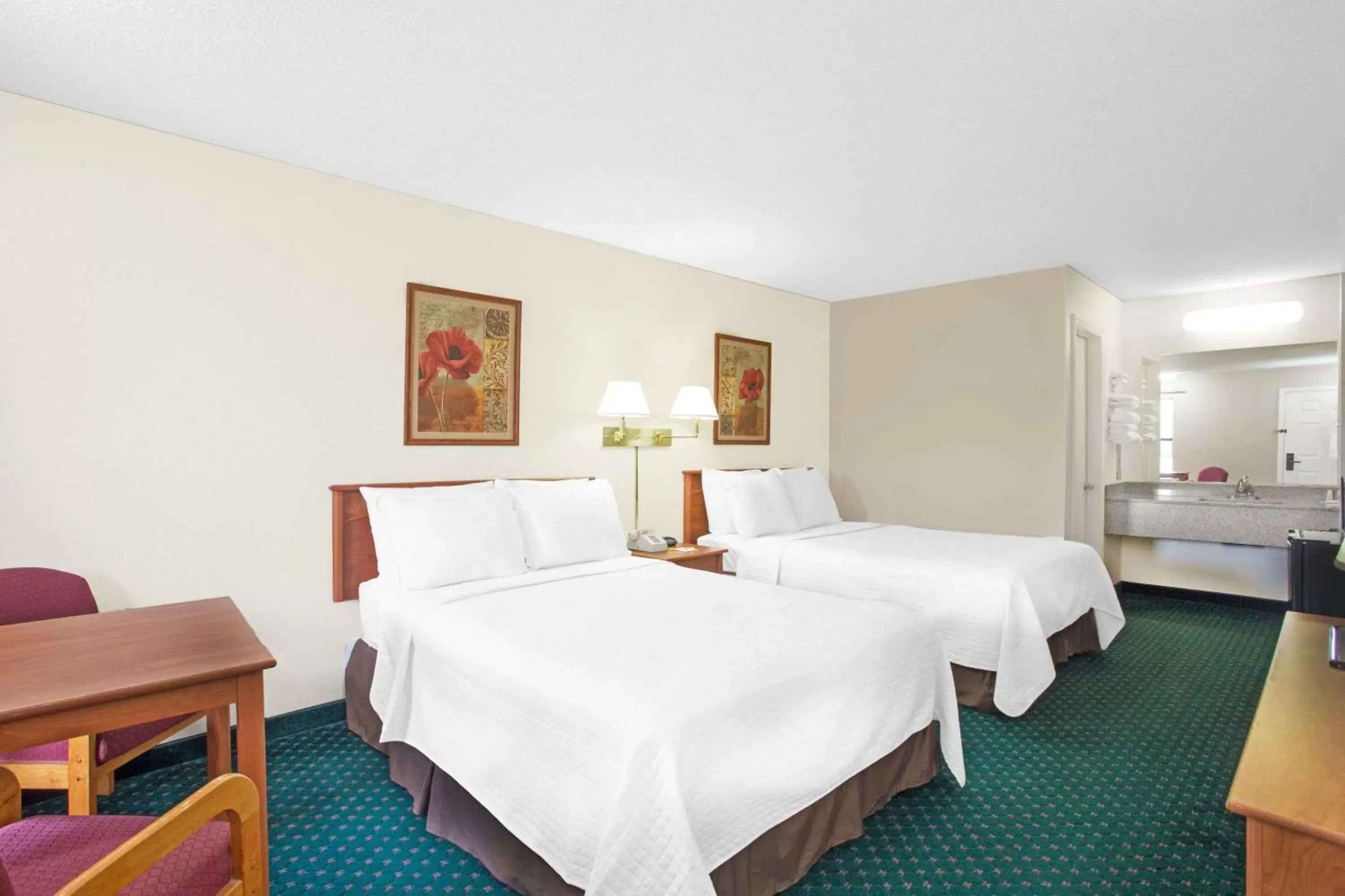 Double Room with Two Double Beds - Non-Smoking in Days Inn by Wyndham Wytheville Double Room with Two Double Beds - Non-Smoking in Days Inn by Wyndham Wytheville