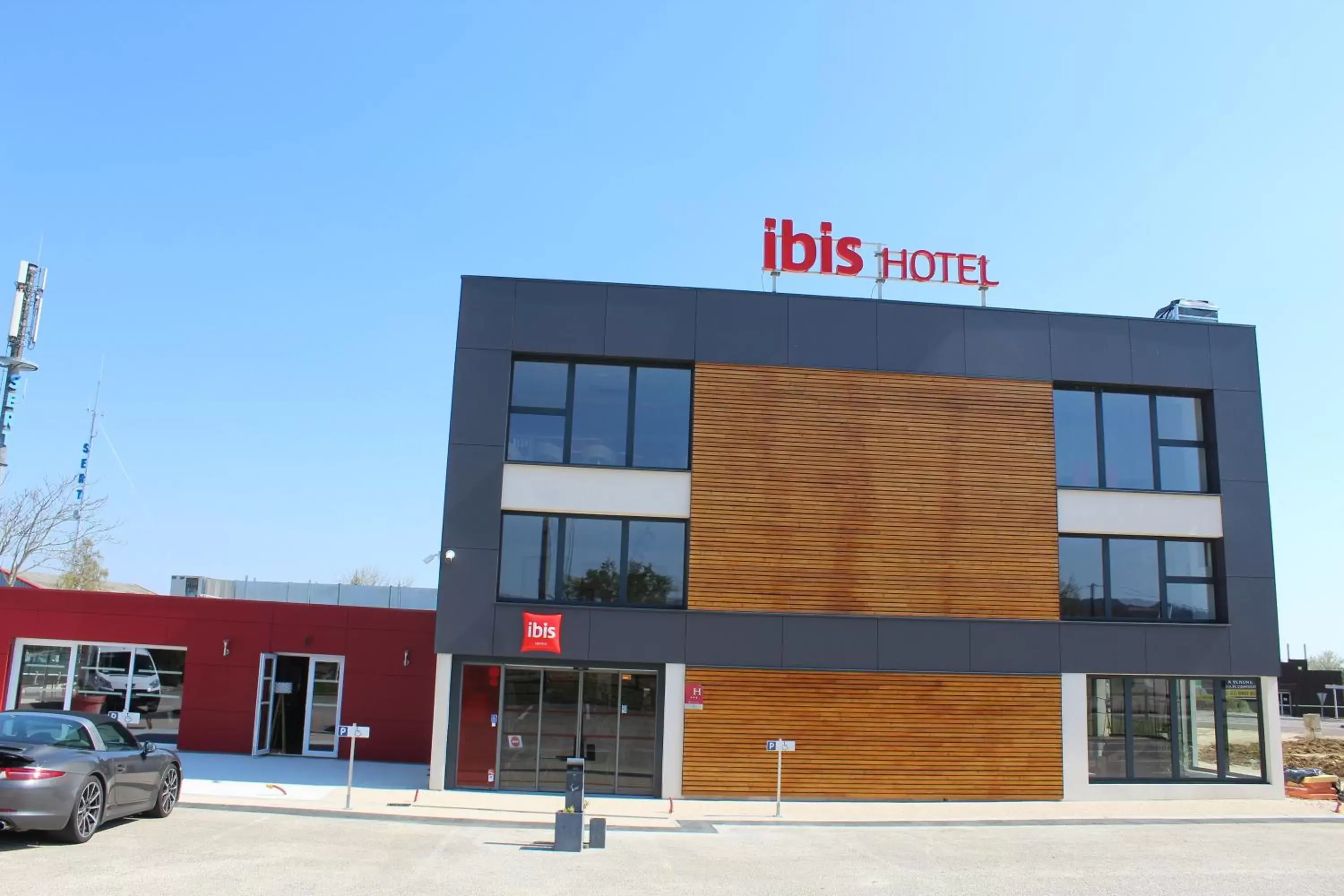 Facade/entrance, Property Building in ibis Dijon Sud