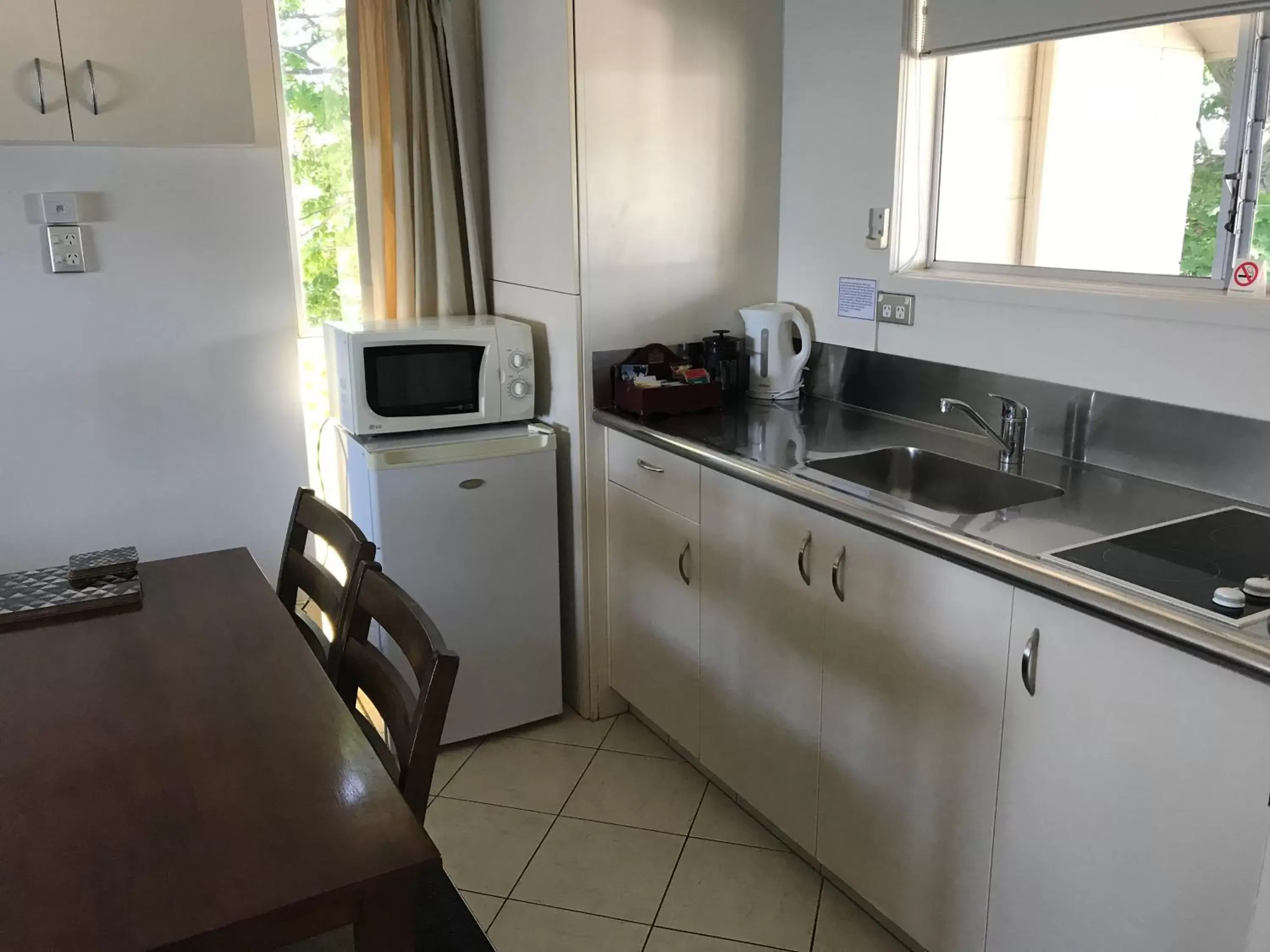 Kitchen or kitchenette, Kitchen/Kitchenette in Tui Oaks Motel