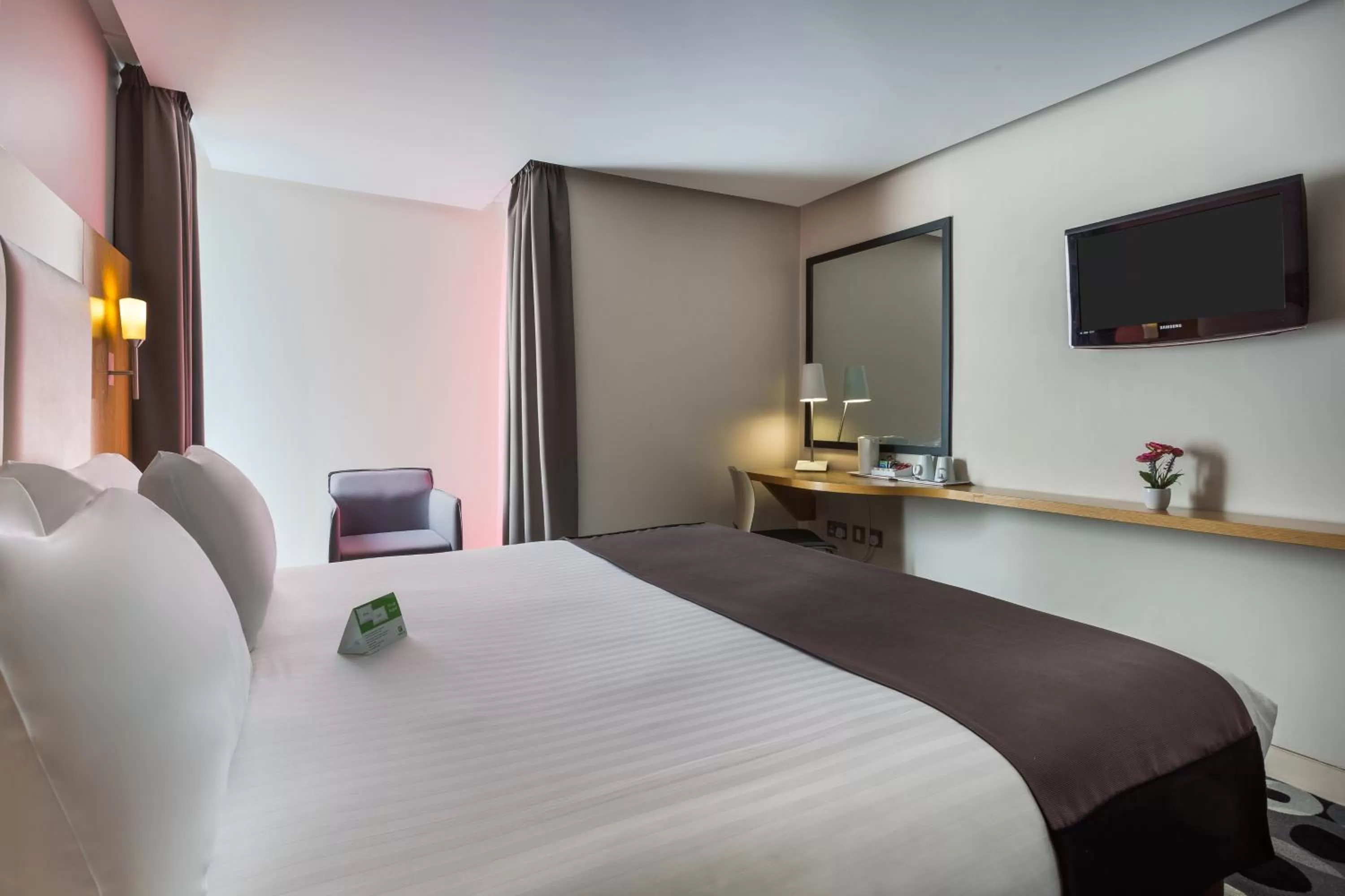 Photo of the whole room, Bed in Holiday Inn Sittingbourne by IHG