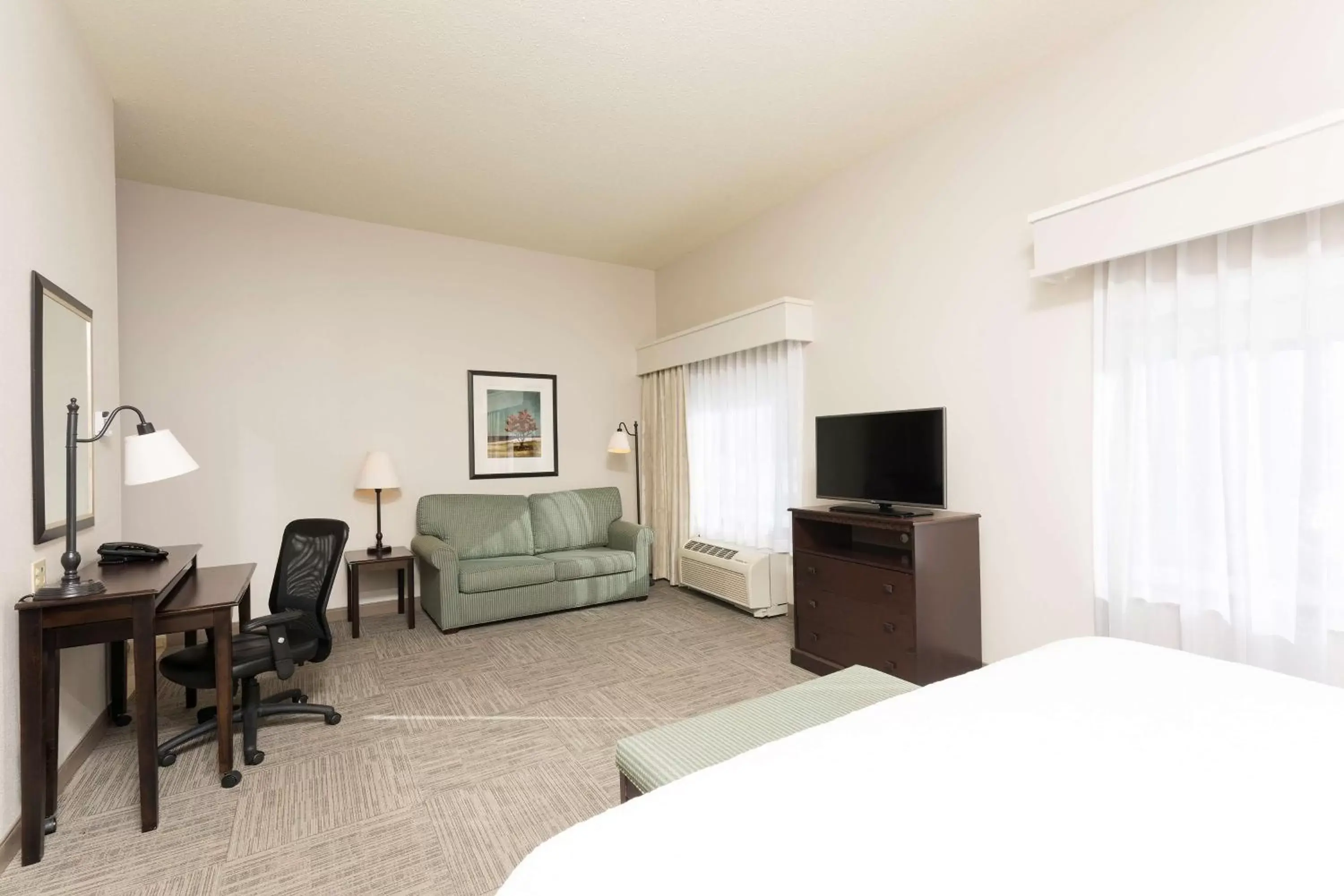 Bed, TV/Entertainment Center in Hampton Inn & Suites Hartford-Manchester