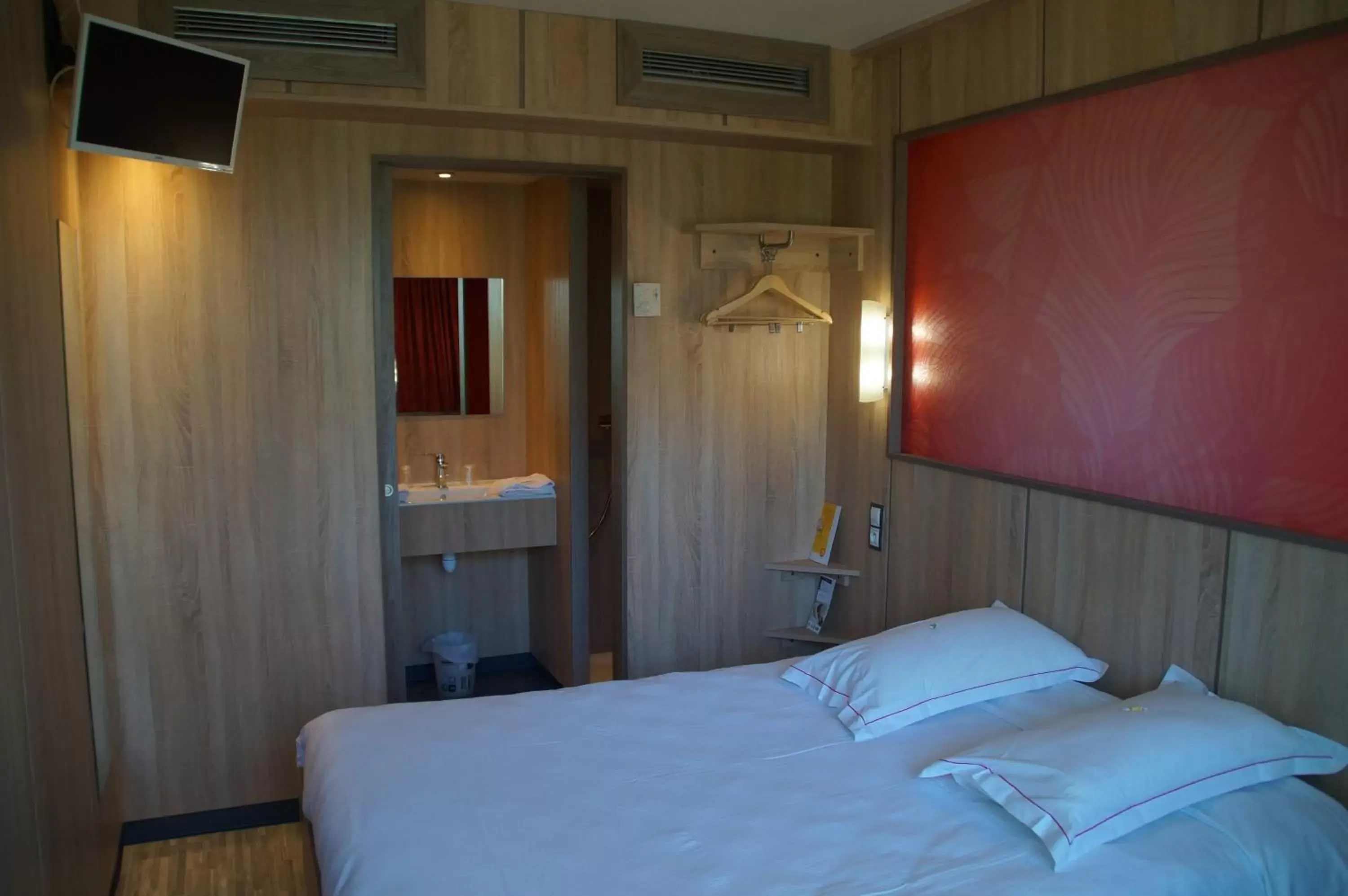 Bed in The Originals Access Aéroport, Hôtel Aurillac Bed in The Originals Access Aéroport, Hôtel Aurillac